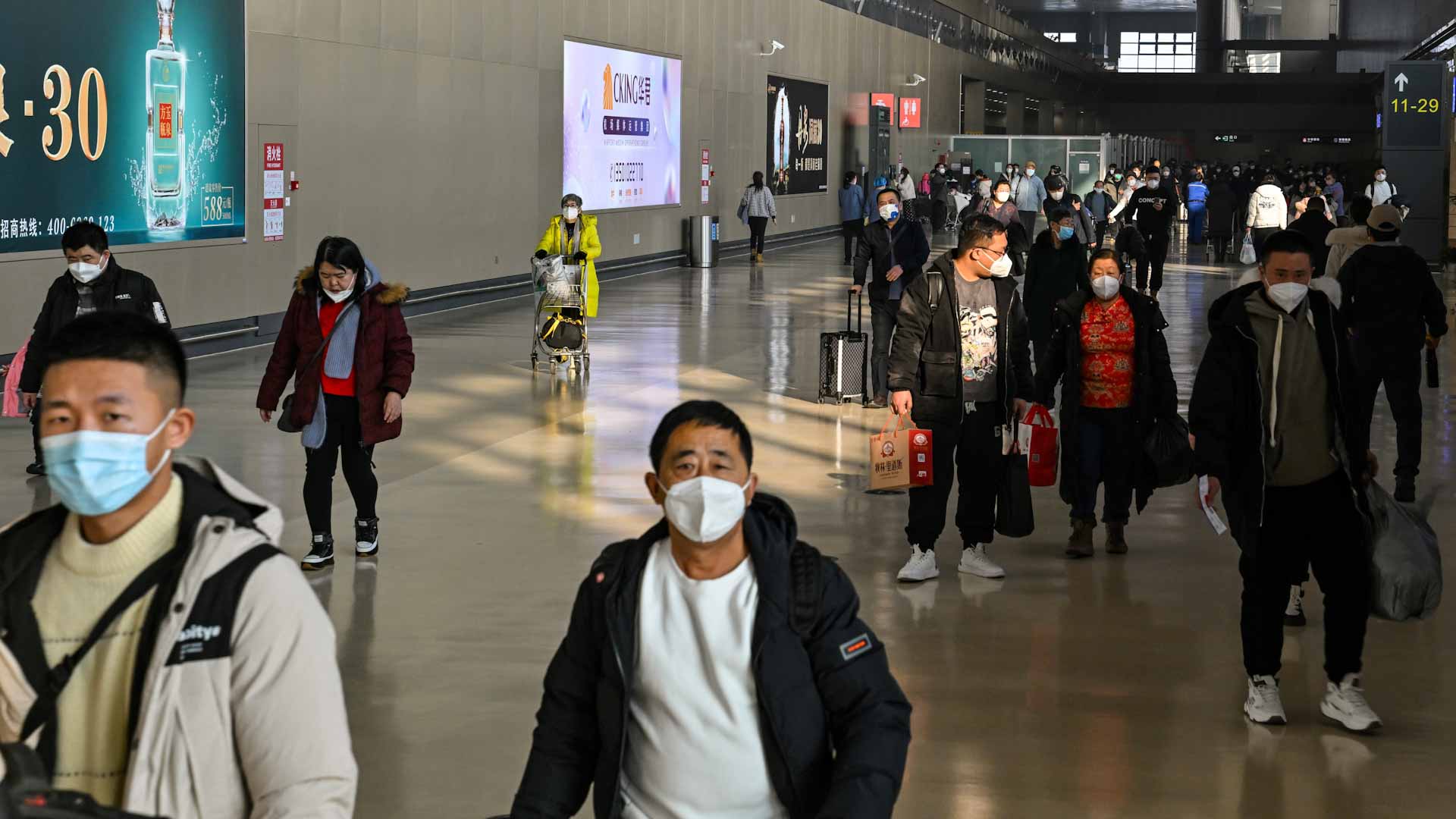 Image for the title: China's 'great migration' begins under shadow of COVID 