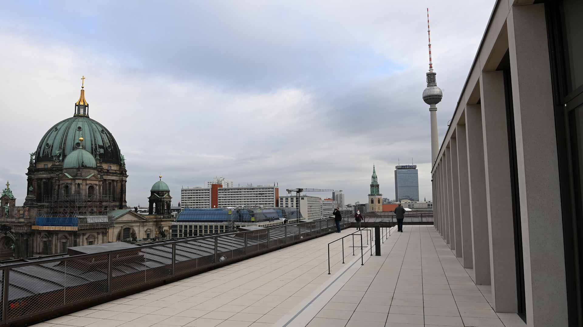 Image for the title: Germany forbids non-essential travel to Covid-hit China 