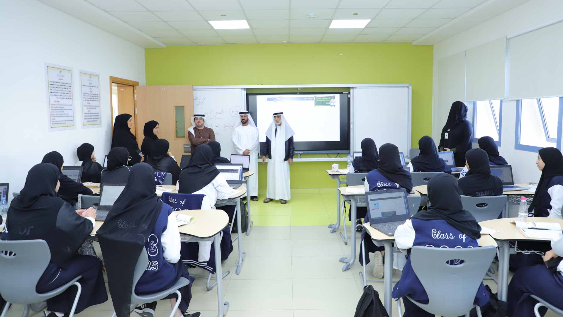 صورة بعنوان: بمبادرة"أنتم المستقبل"..أولياء أمور المنطقة الوسطى يحفز طلبة الـ12