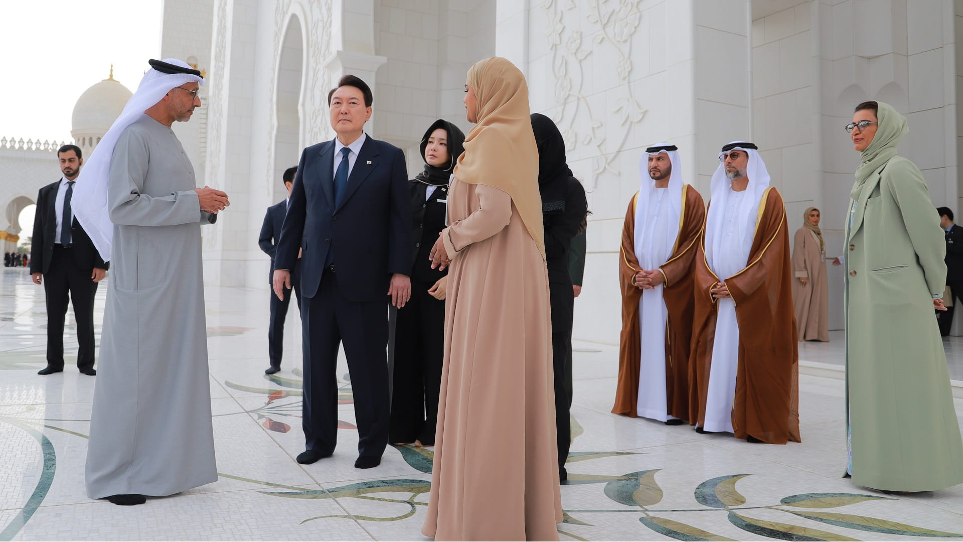 Image for the title: Korean President visits Sheikh Zayed Grand Mosque 