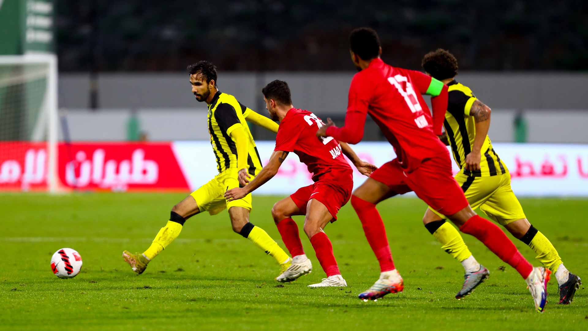 صورة بعنوان: تعادل ثمين بين البطائح واتحاد كلباء في دوري أدنوك للمحترفين  