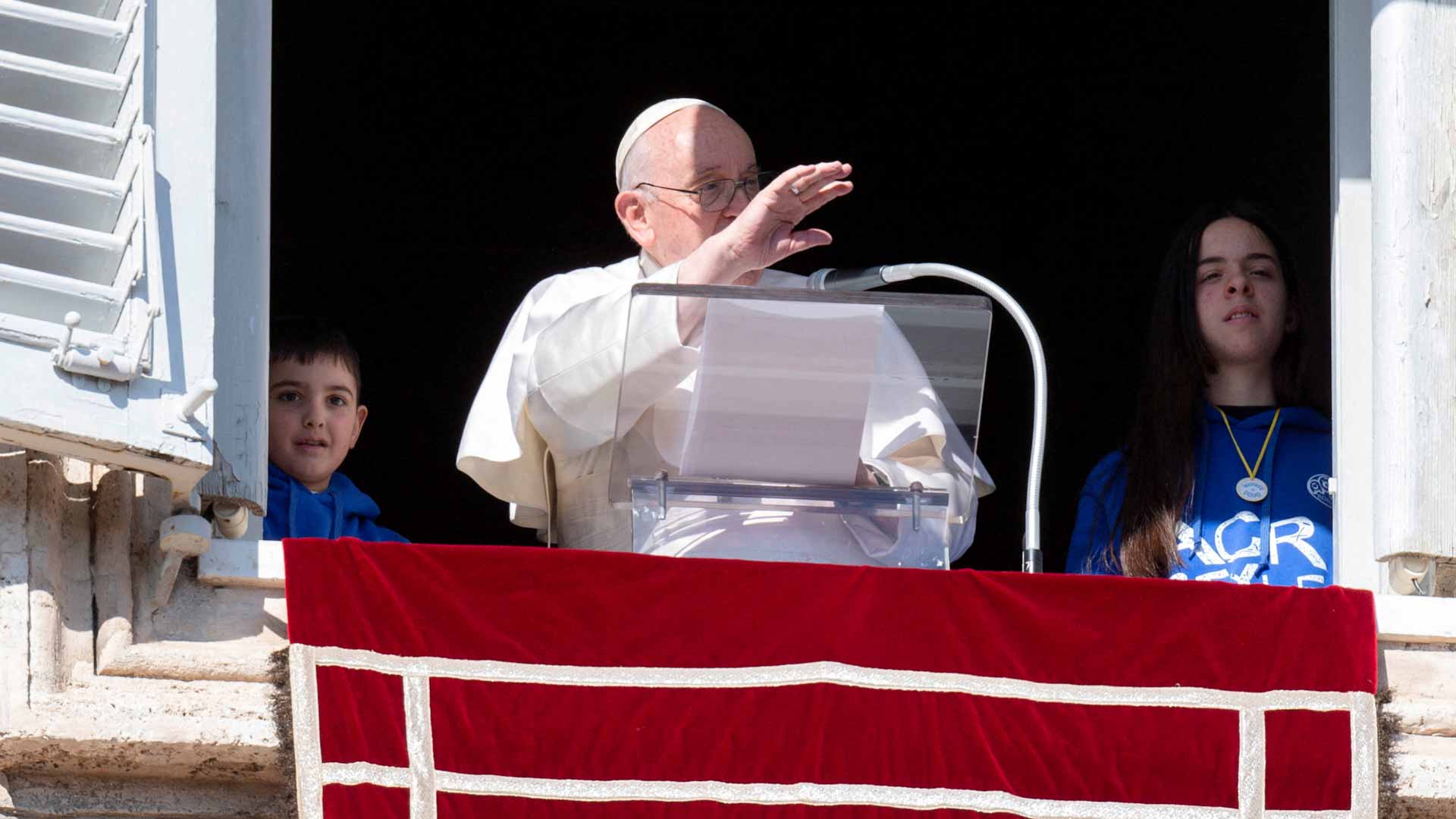 Image for the title: Pope calls for Israel, Palestinians to halt "spiral of death" 