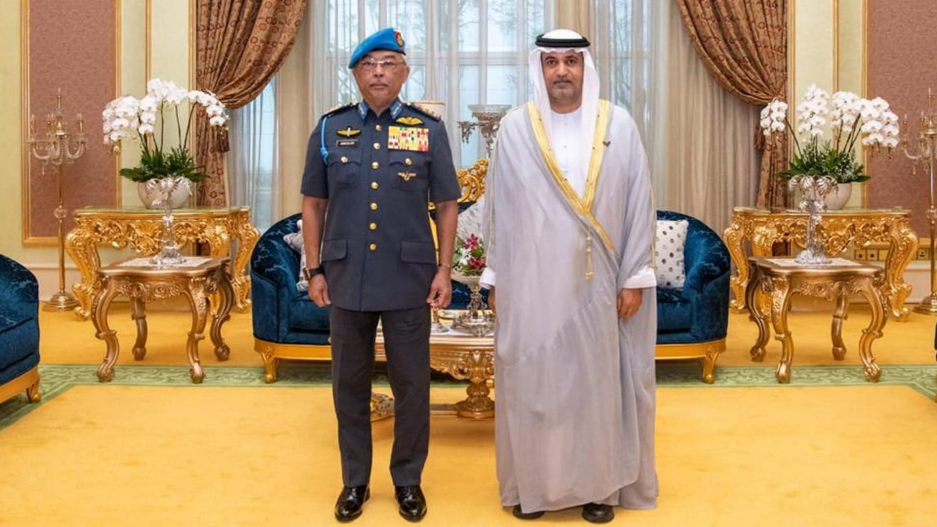 صورة بعنوان: ملك ماليزيا يستقبل سفير الإمارات بمناسبة انتهاء فترة عمله 