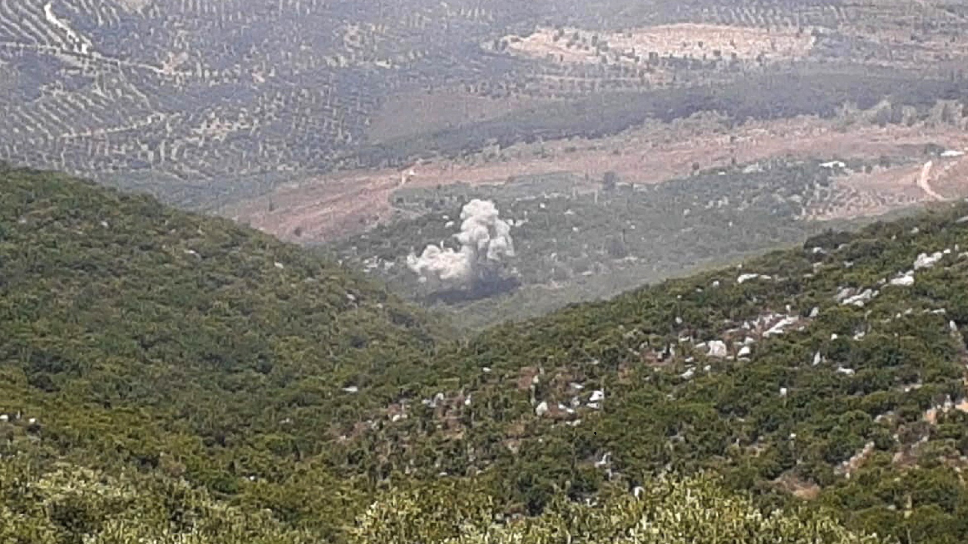 صورة بعنوان: إسرائيل تقصف جنوب لبنان رداً على إطلاق قذيفة 