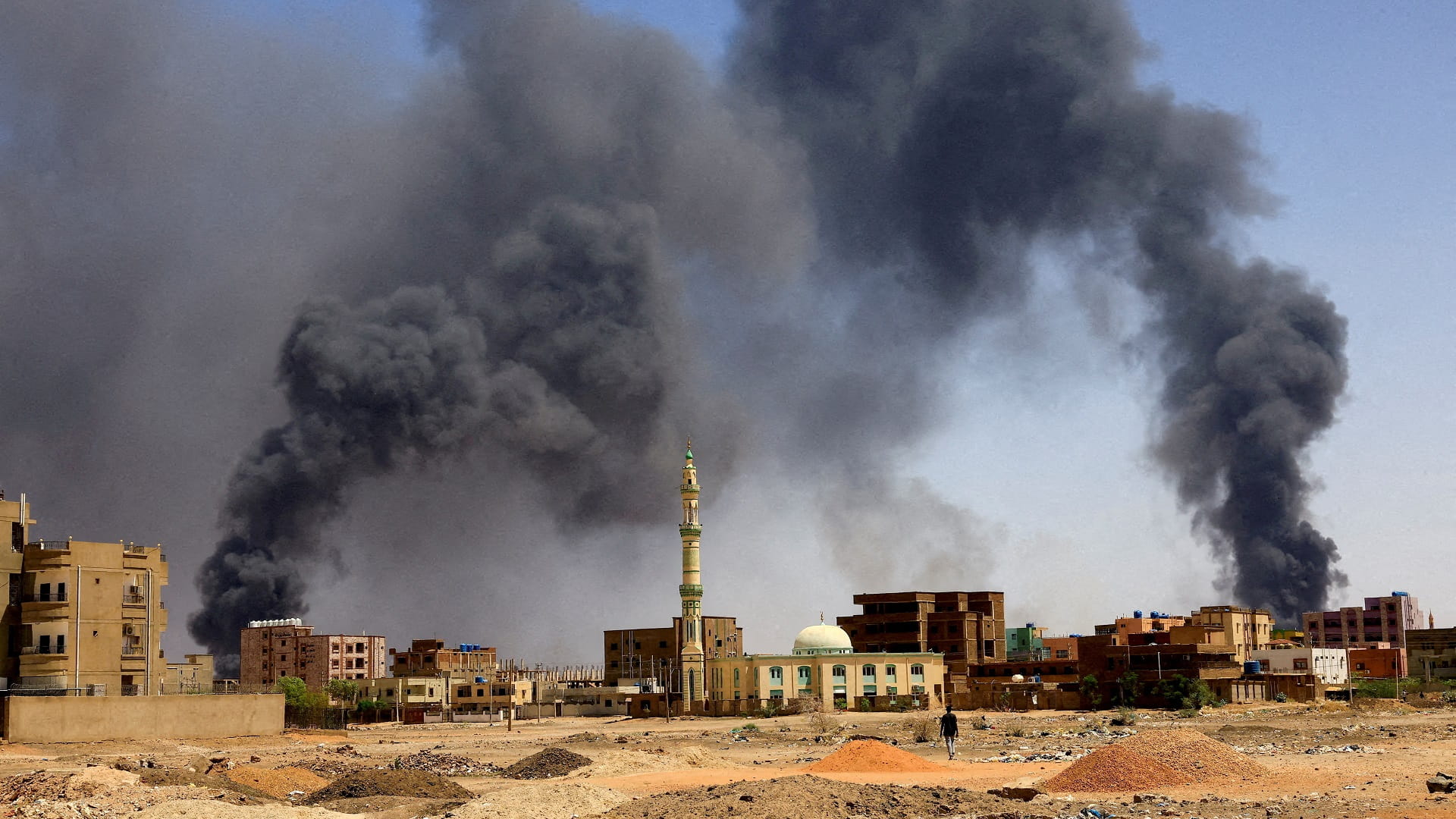 صورة بعنوان: مقتل 22 وإصابة العشرات بقصف جوي للجيش السوداني على أم درمان 