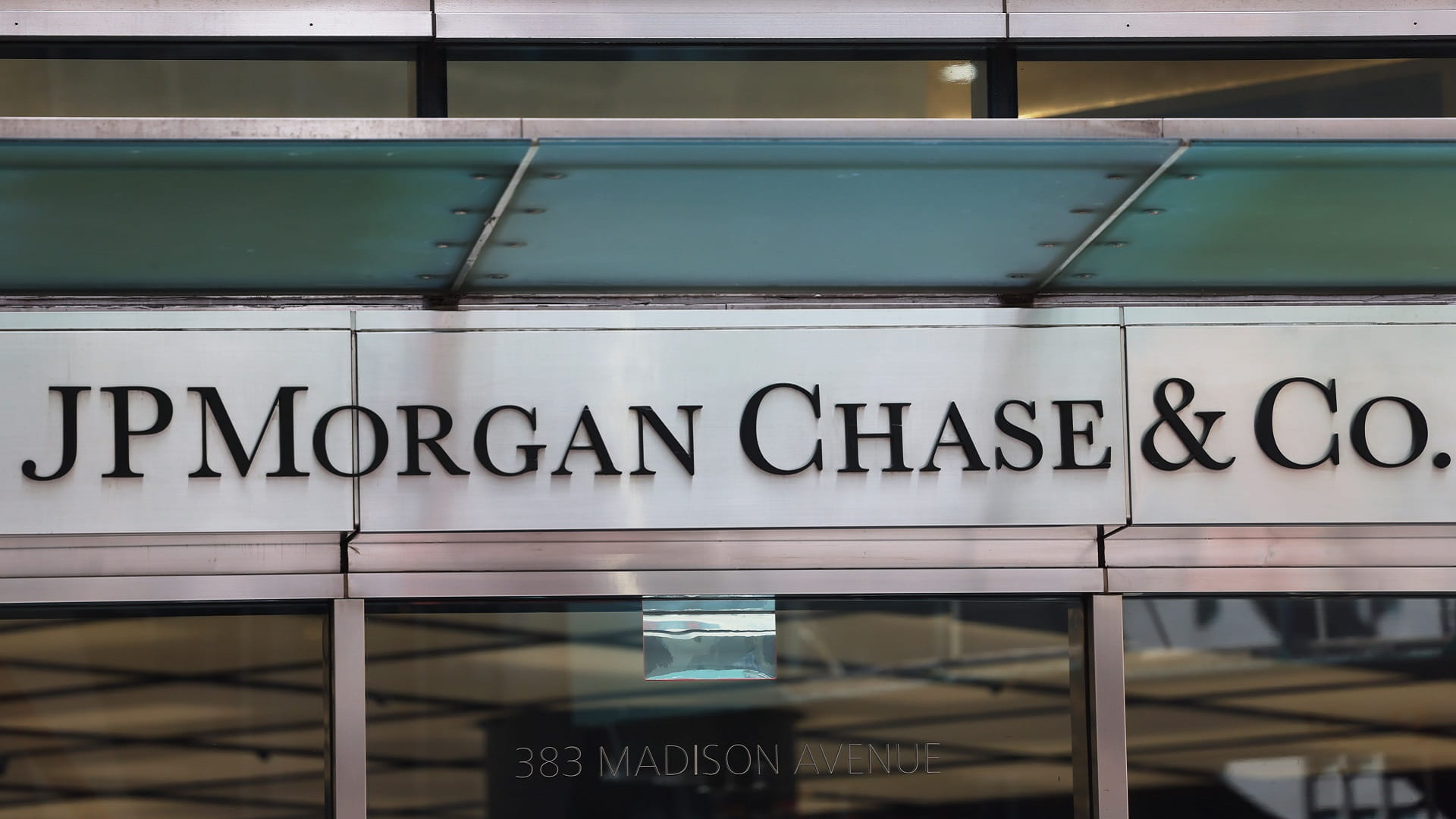 Image for the title: US banks caution on economy as Fed rate hikes boost earnings 
