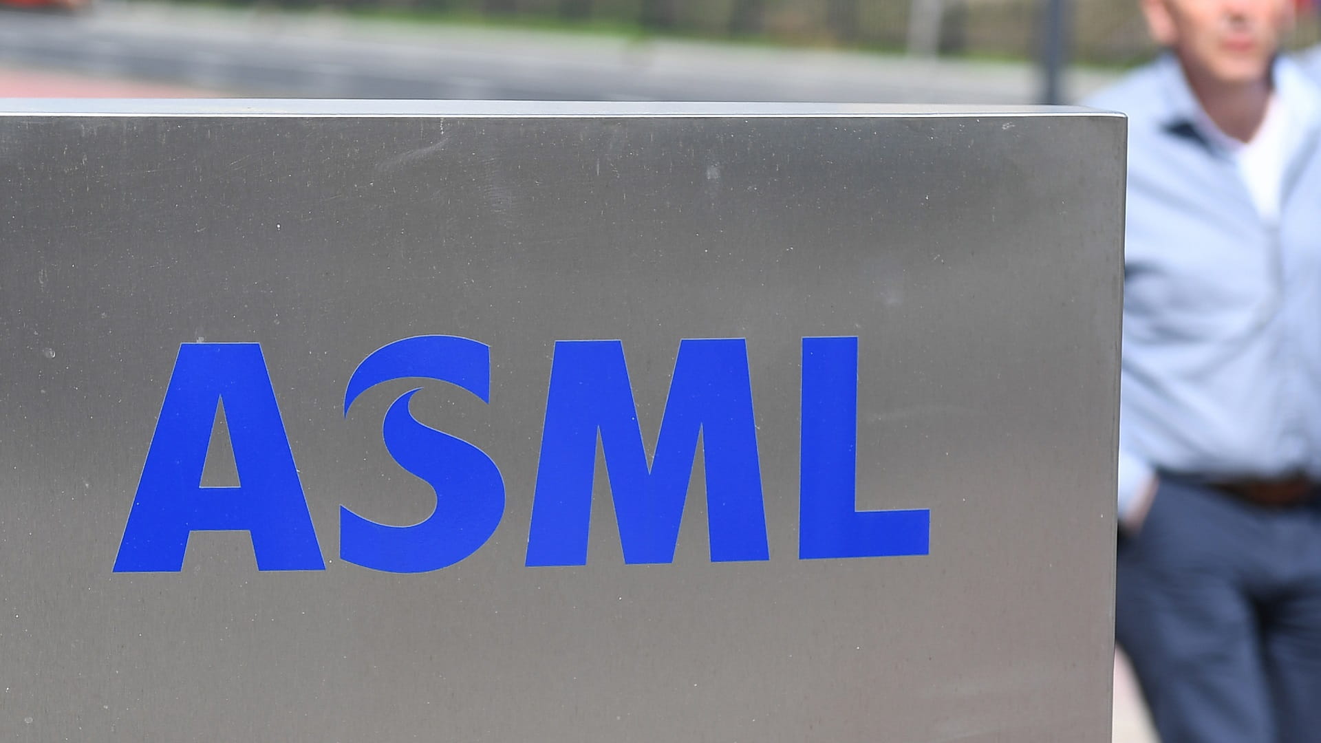 Image for the title: Chip tech leader ASML sales jump despite US-China spat 