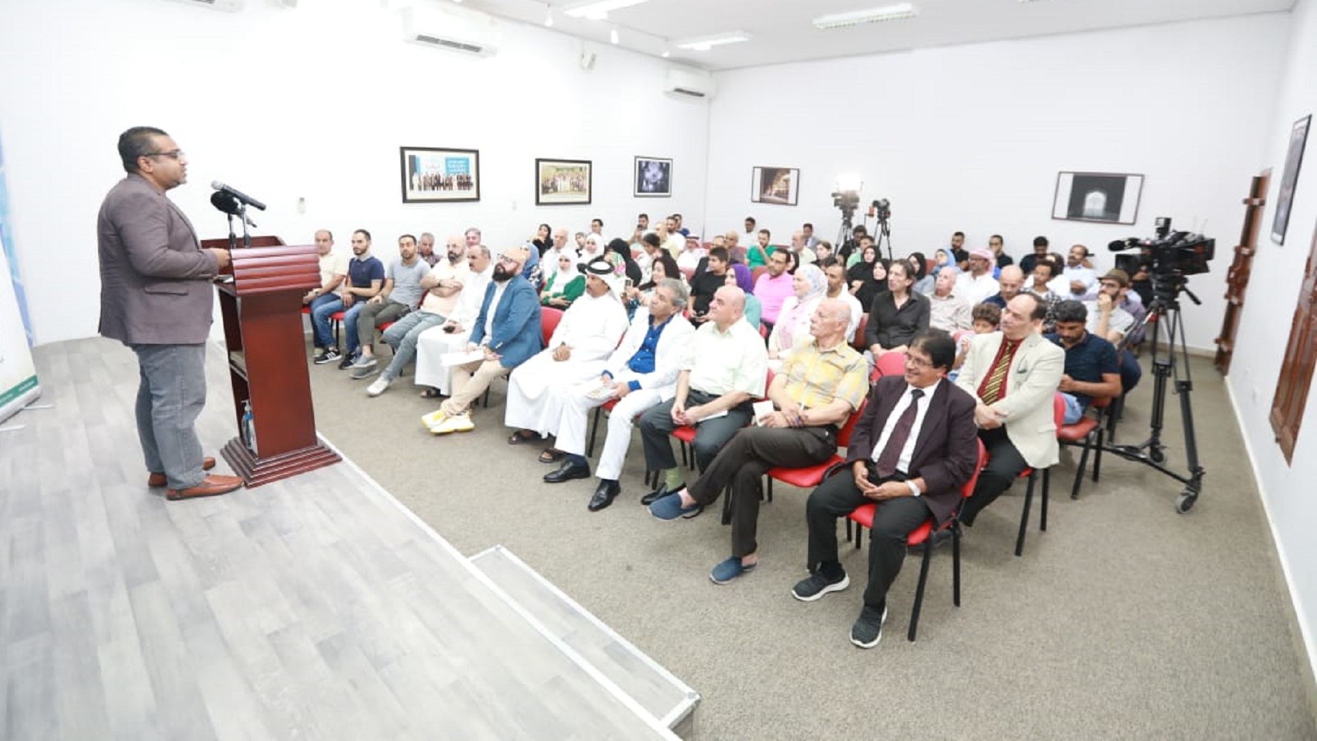 صورة بعنوان: أبولوز وعبد الصبور ينشدان للحرية والإنسان في بيت الشعر 