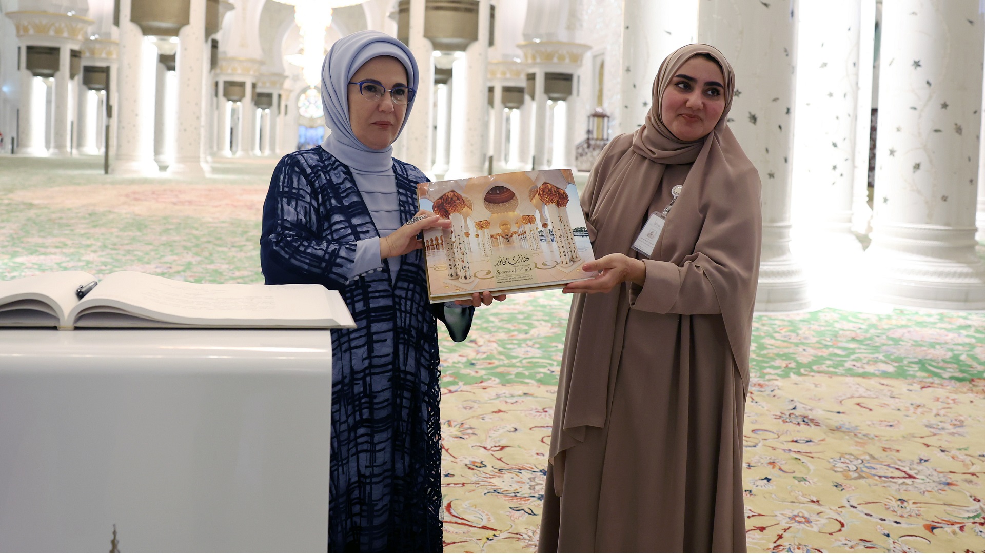 Image for the title: Turkiye's First Lady visits Sheikh Zayed Grand Mosque 