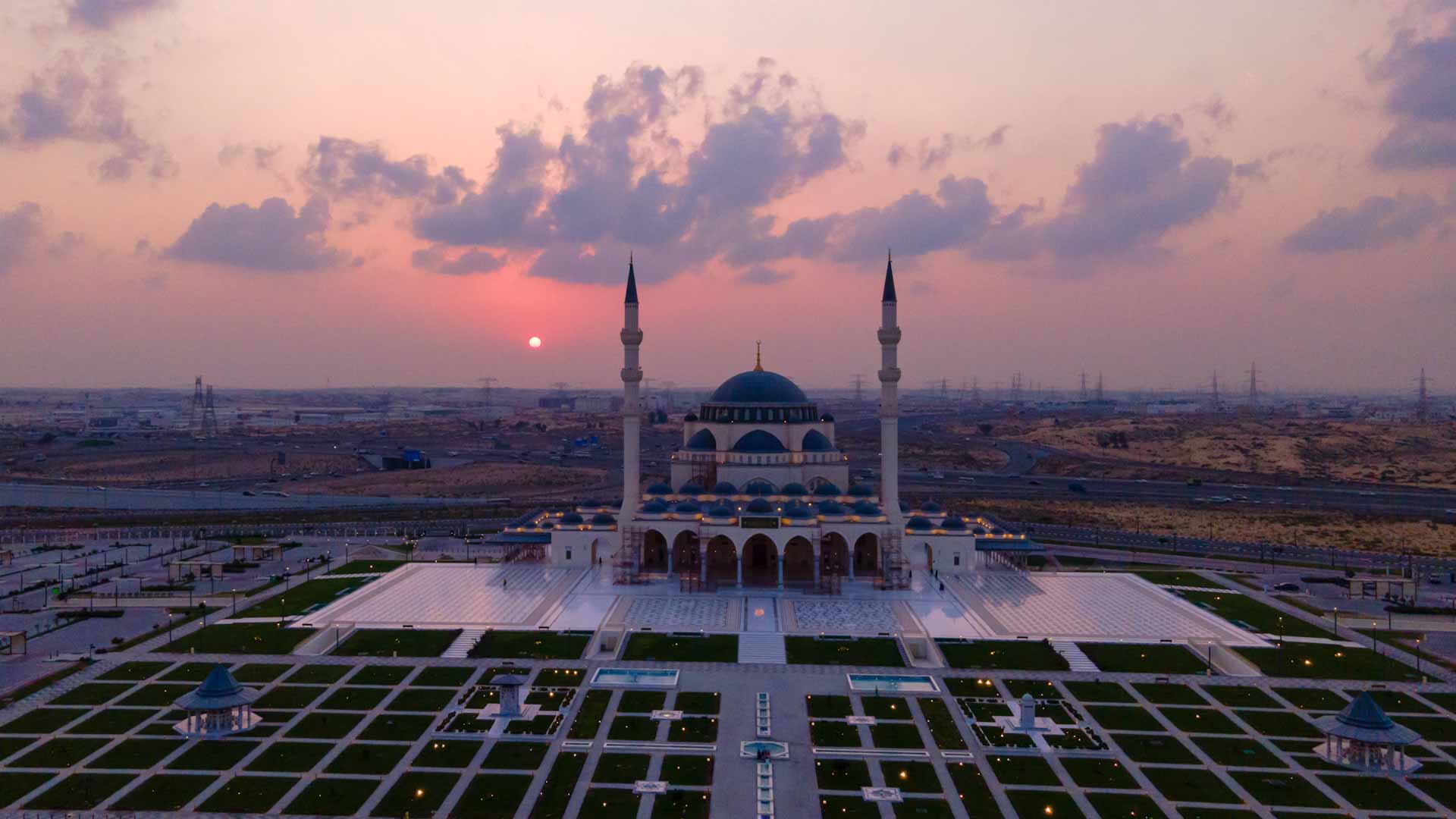 صورة بعنوان: الشارقة تحتضن أكثر من 3 آلاف مسجد.. أيقونات هندسية متفردة 