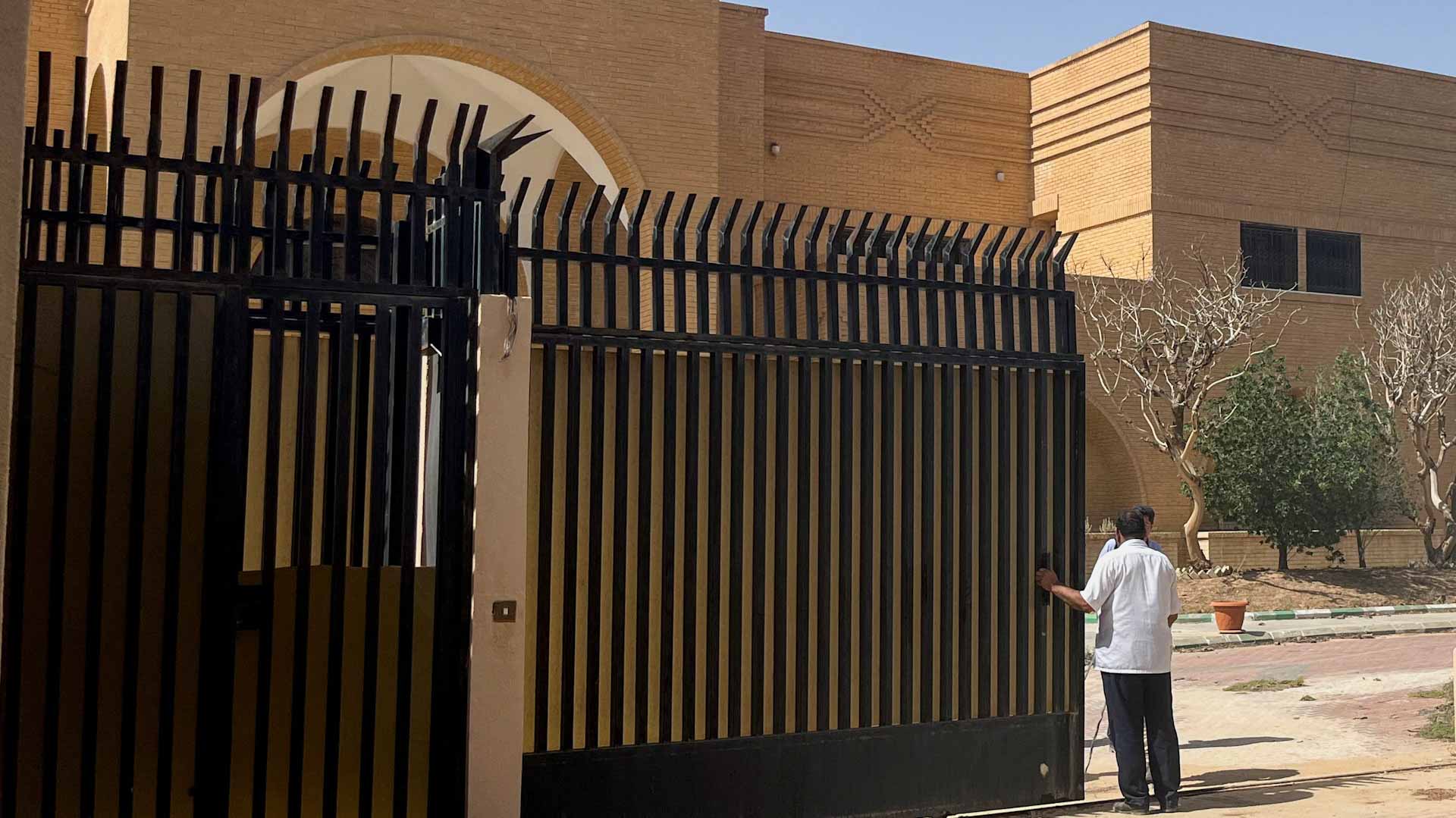صورة بعنوان: في الرياض...إيران تعيد فتح سفارتها بعد إغلاق دام 7 سنوات 