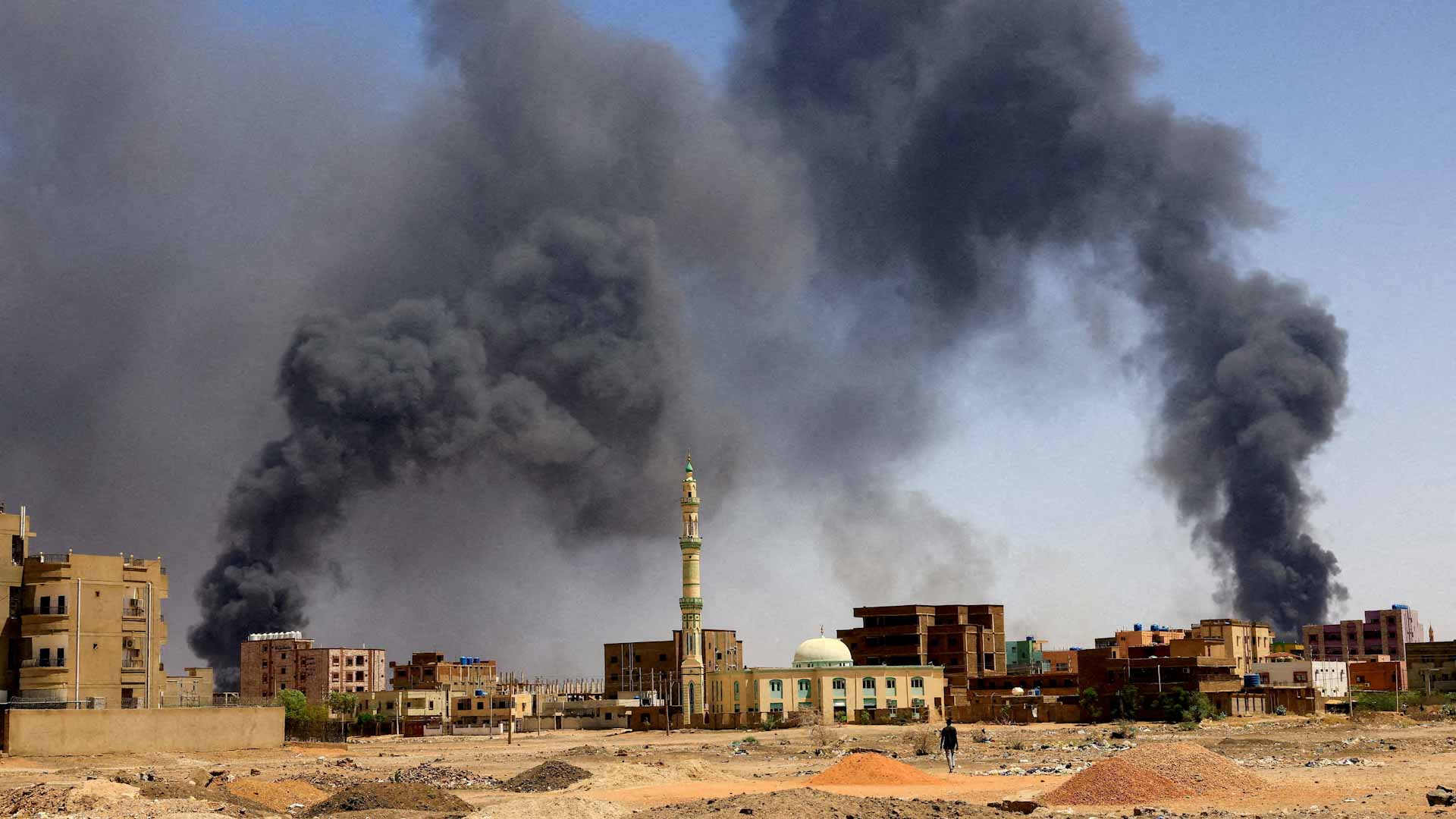 صورة بعنوان: بخيبة أمل...القتال يتجدد في الخرطوم بعد انتهاء هدنة استمرت 24 ساعة