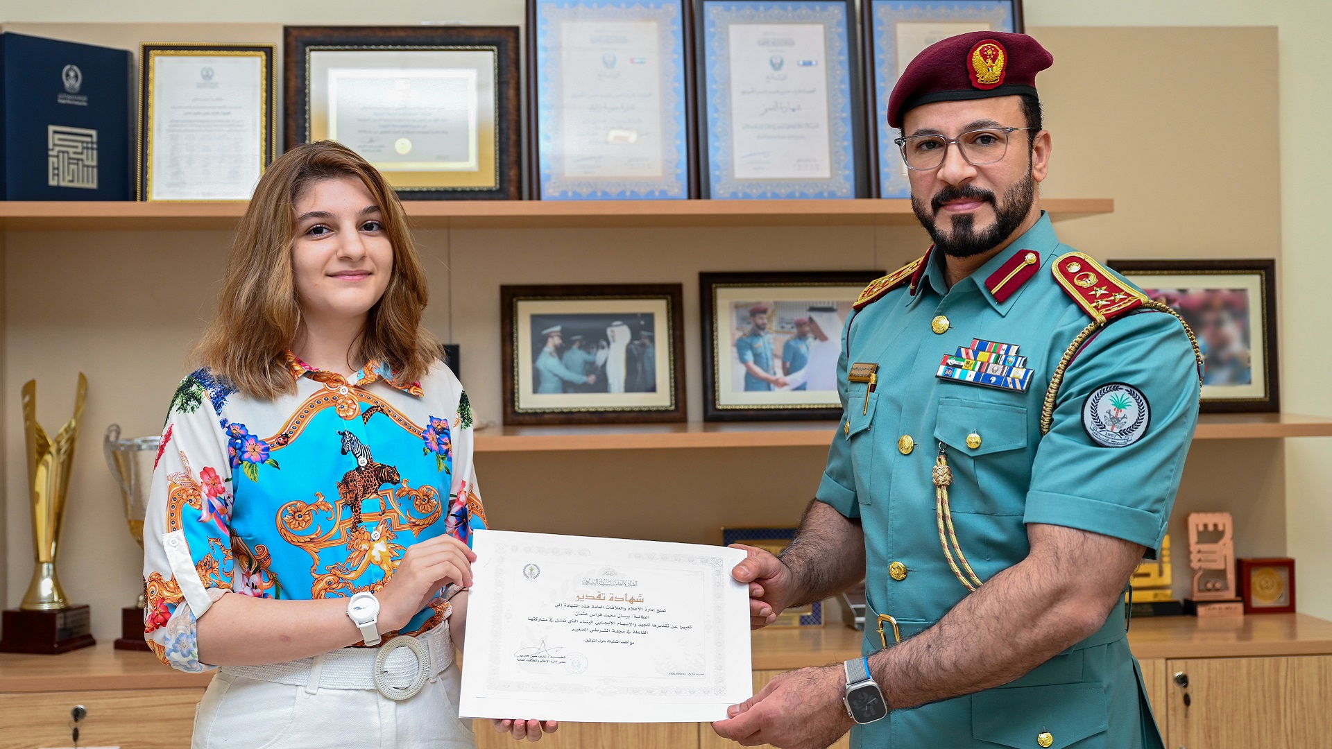 Image for the title: BG Aref Hudaib honours a student for her media cooperation 