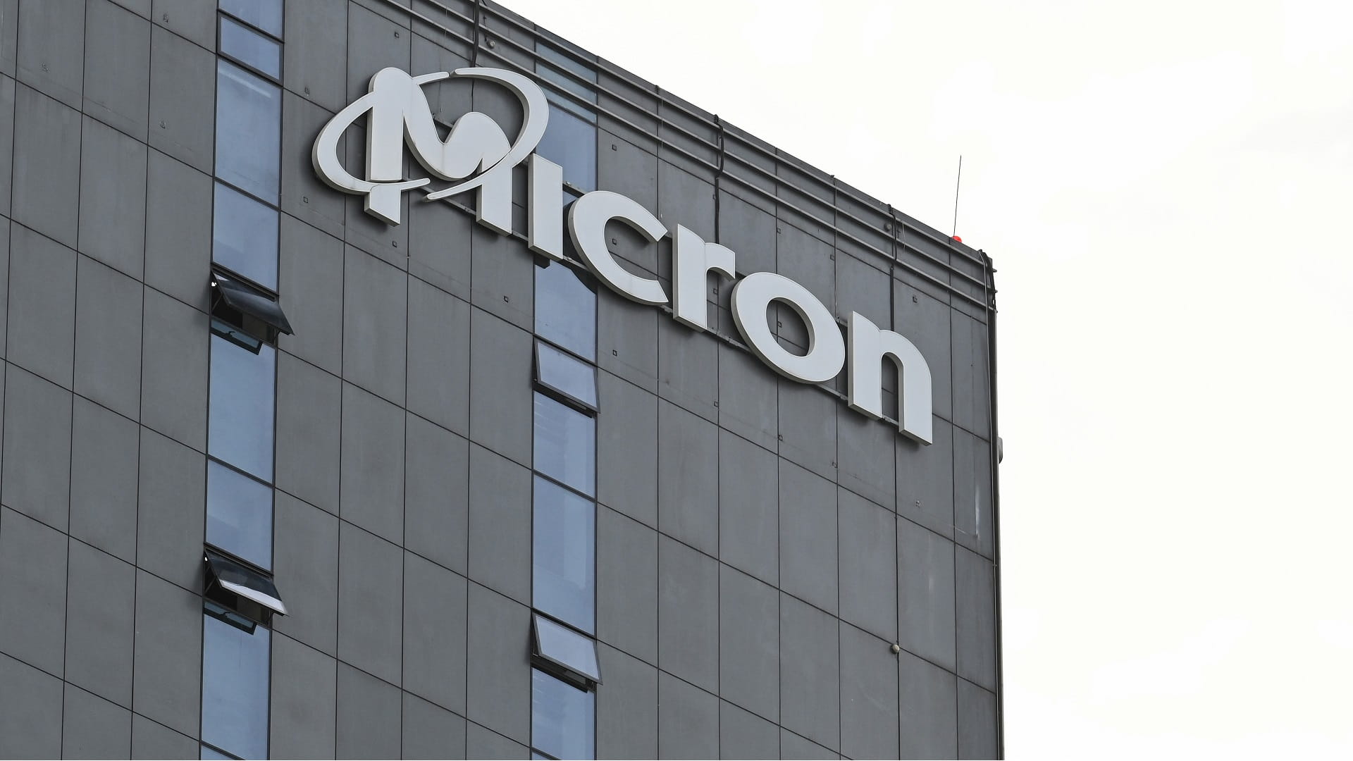 Image for the title: US chip giant Micron to invest $600 mn in China plant 