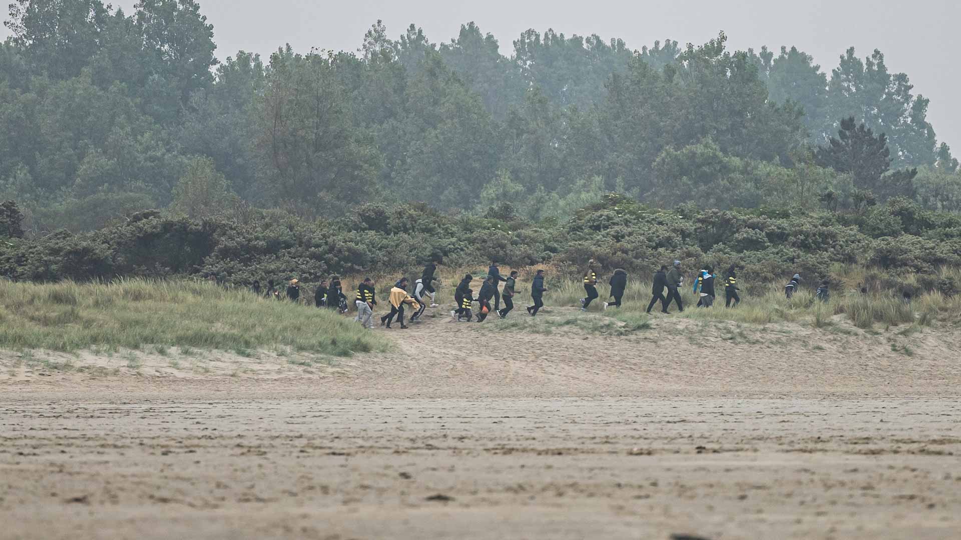 Image for the title: France pledges financial aid to Tunisia to curb migrant flows 