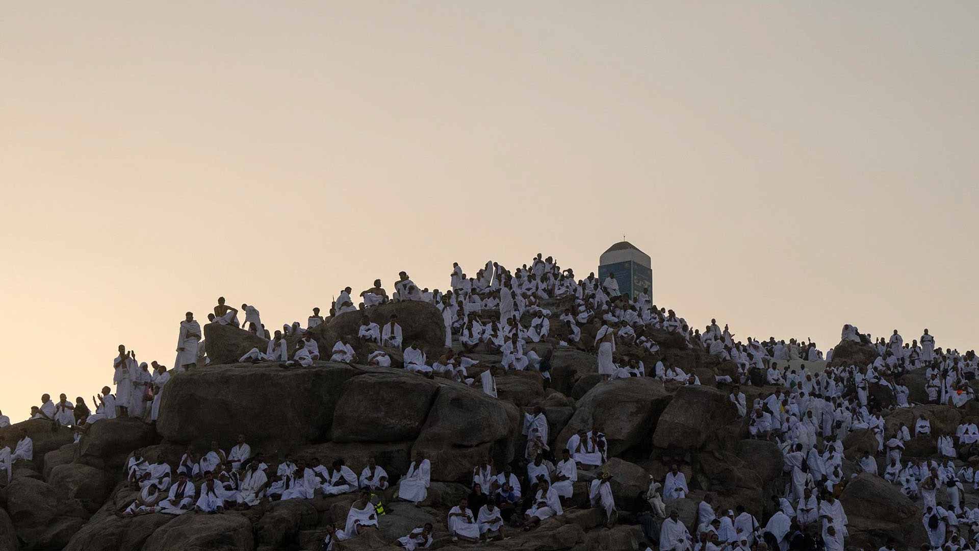 Image for the title: Pilgrims flock to Holy Site of Arafat 