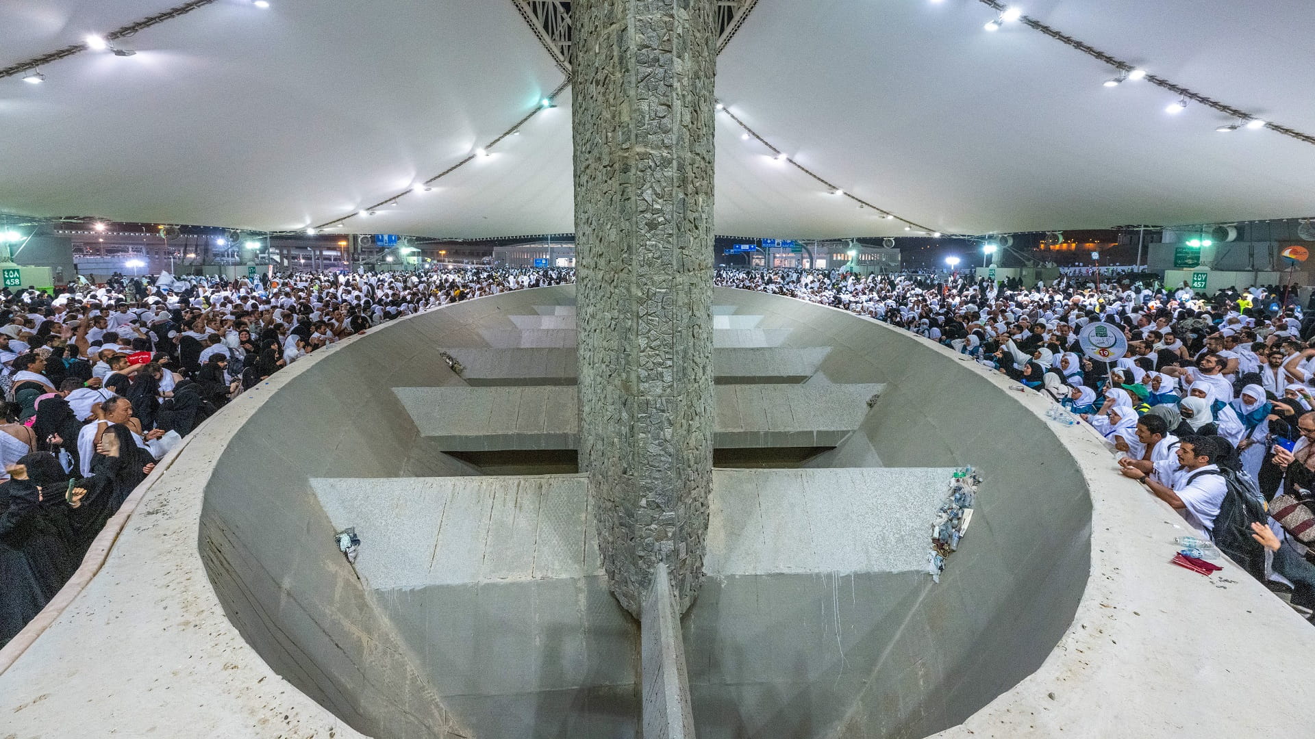 Image for the title: Pilgrims throw stones at Jamrat Al Aqaba on first day of Eid 