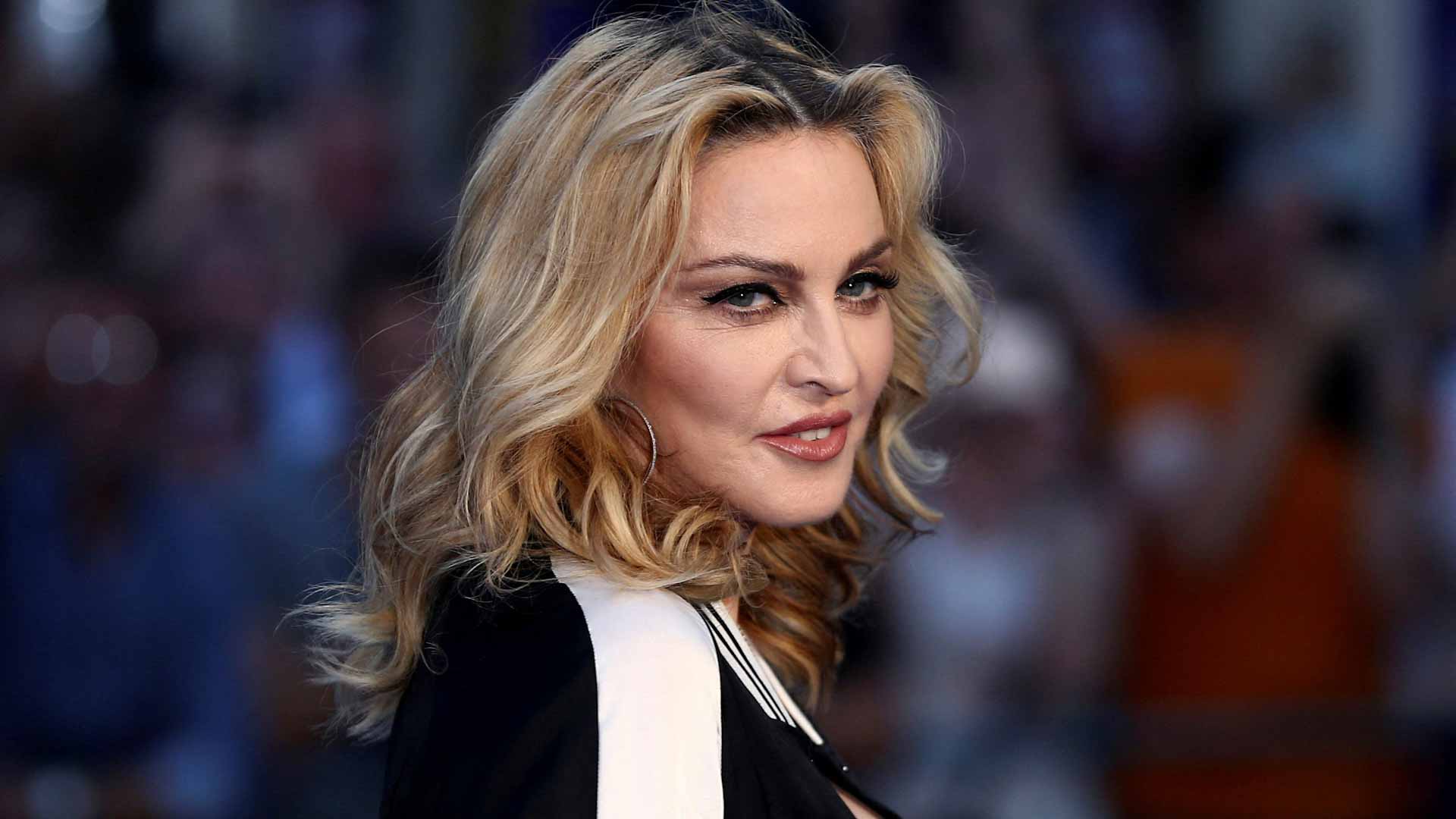 صورة بعنوان: بعد دخولها المستشفى...مغنية البوب مادونا تؤجل جولتها العالمية  