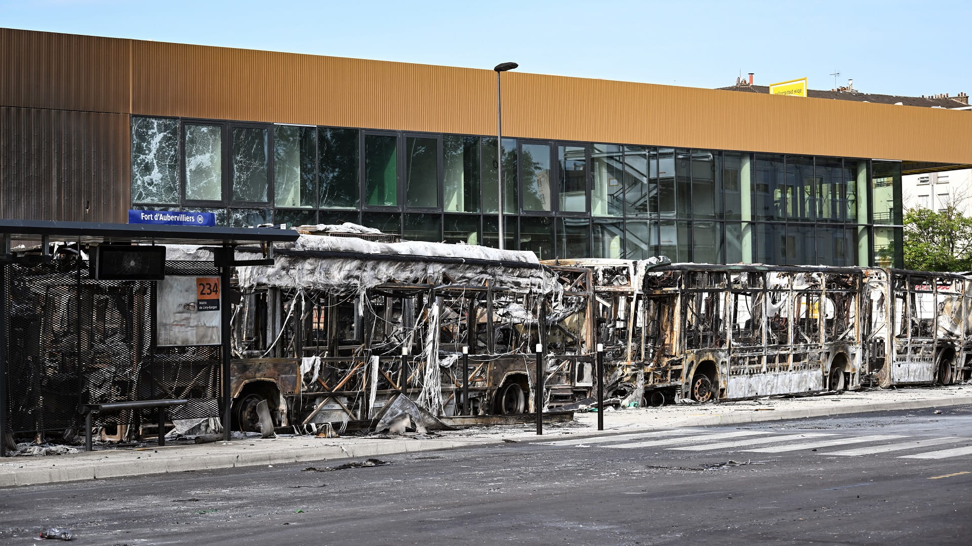 Image for the title: Paris transport disrupted after 12 buses destroyed in protests 