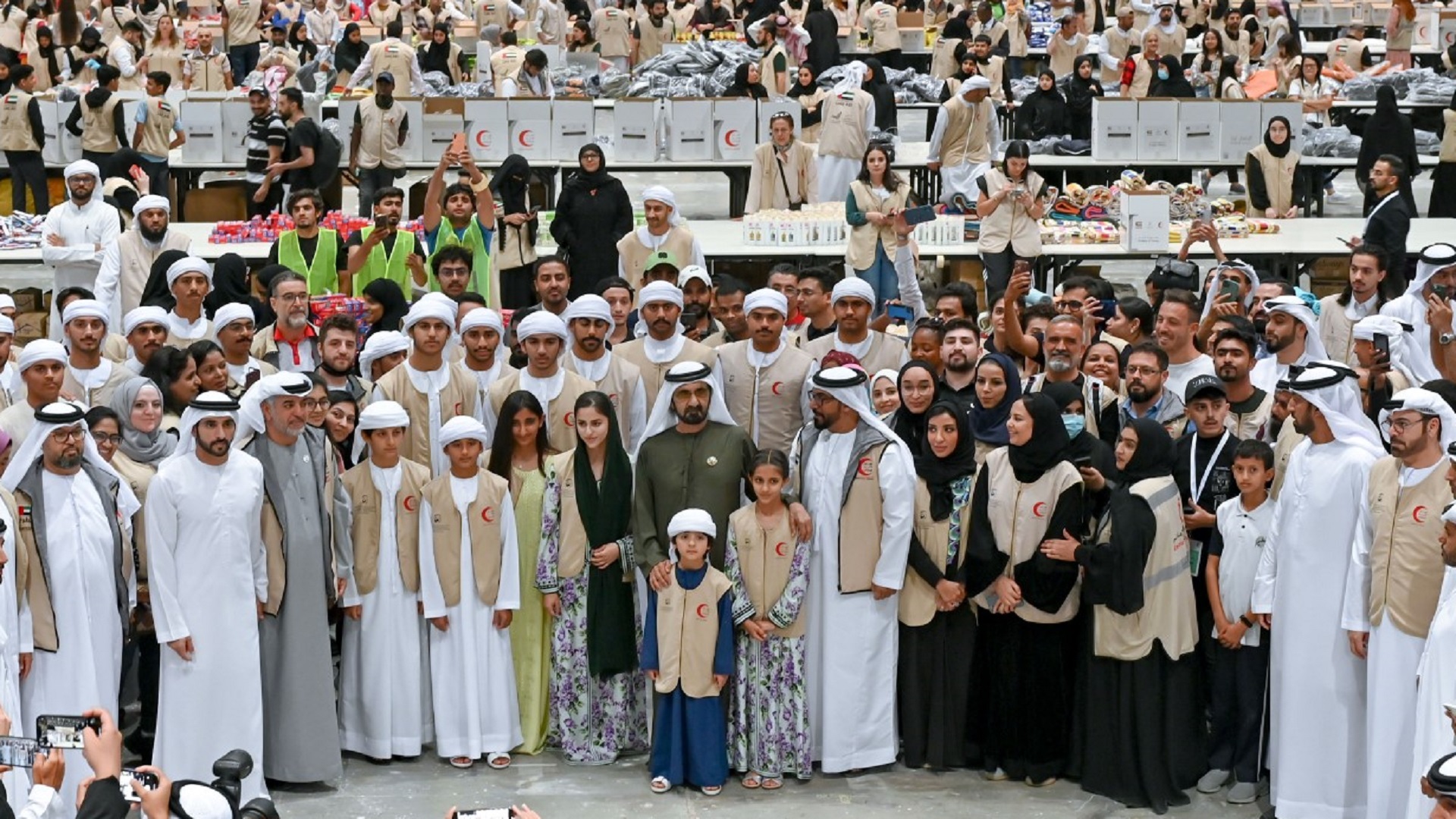 Image for the title: Mohammed bin Rashid visits 'Bridges of Giving' campaign centre 