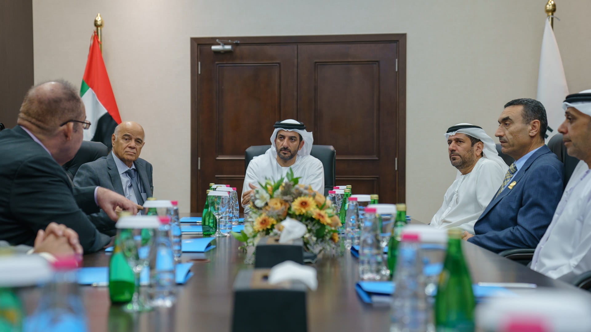 Image for the title: Sultan bin Ahmed Al Qasimi meets SASAST scientific team 