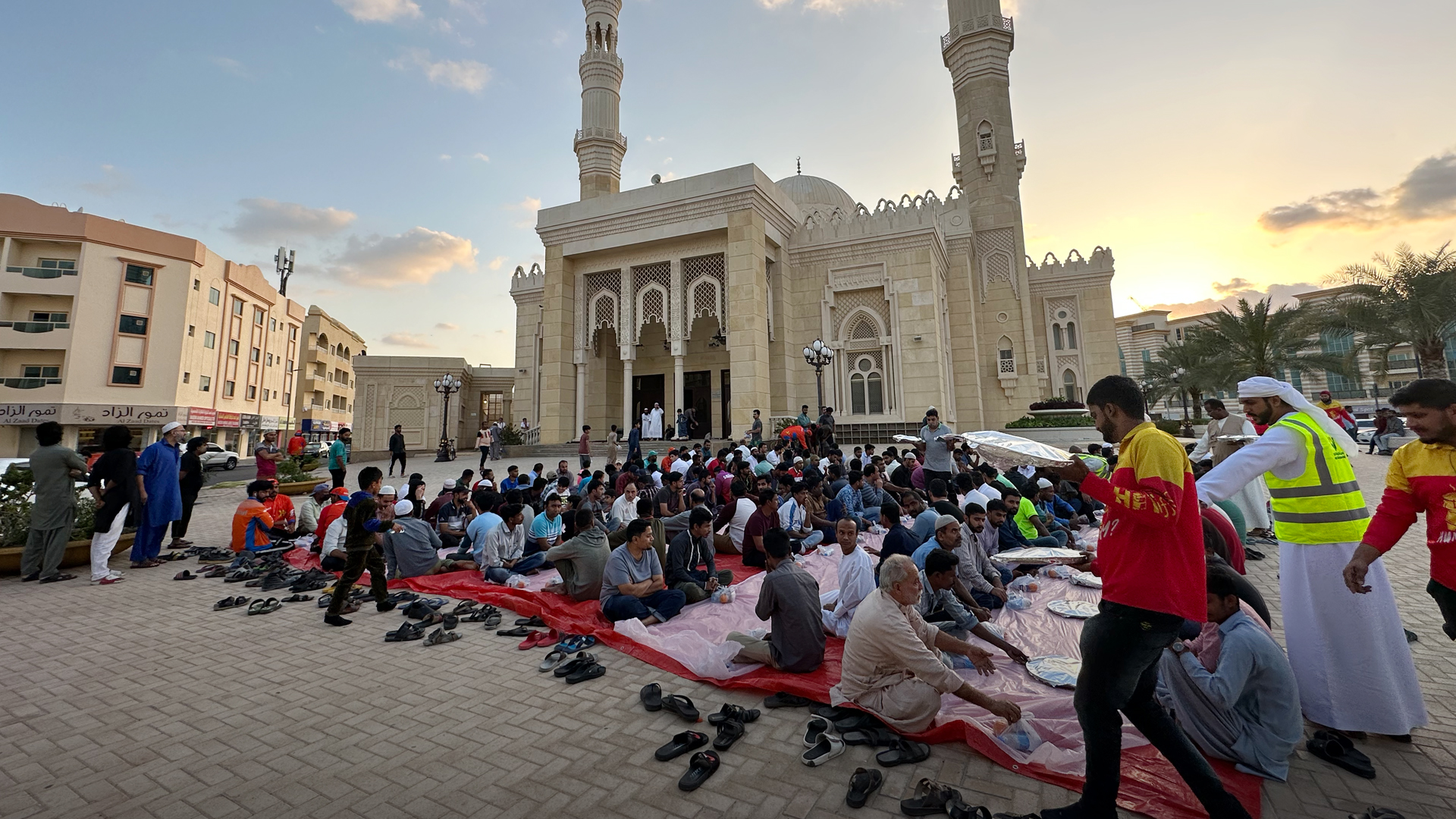 Image for the title: SCI provides Iftar meals in Sharjah's mosques 