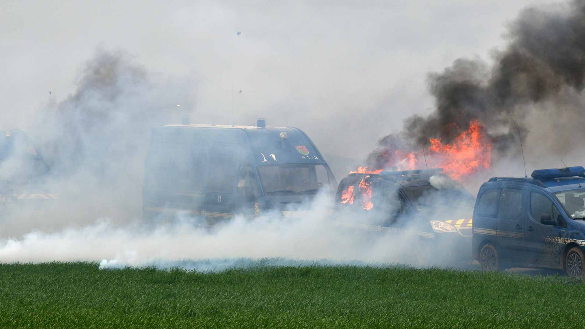 Image for the title: New violent clashes rock France in water protest 