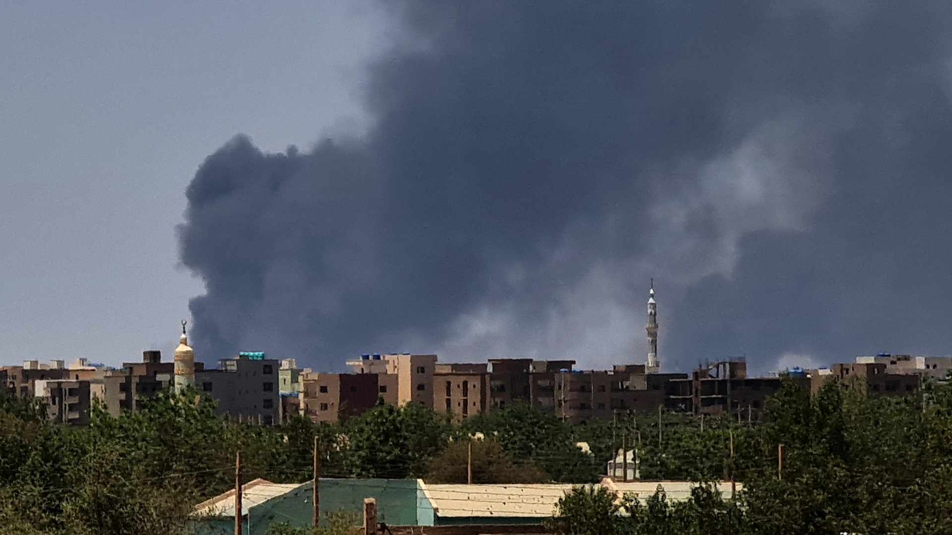 صورة بعنوان: طرفا الصراع بالسودان يمددان هدنة معلنة لـ7 أيام رغم مواصلة القتال 