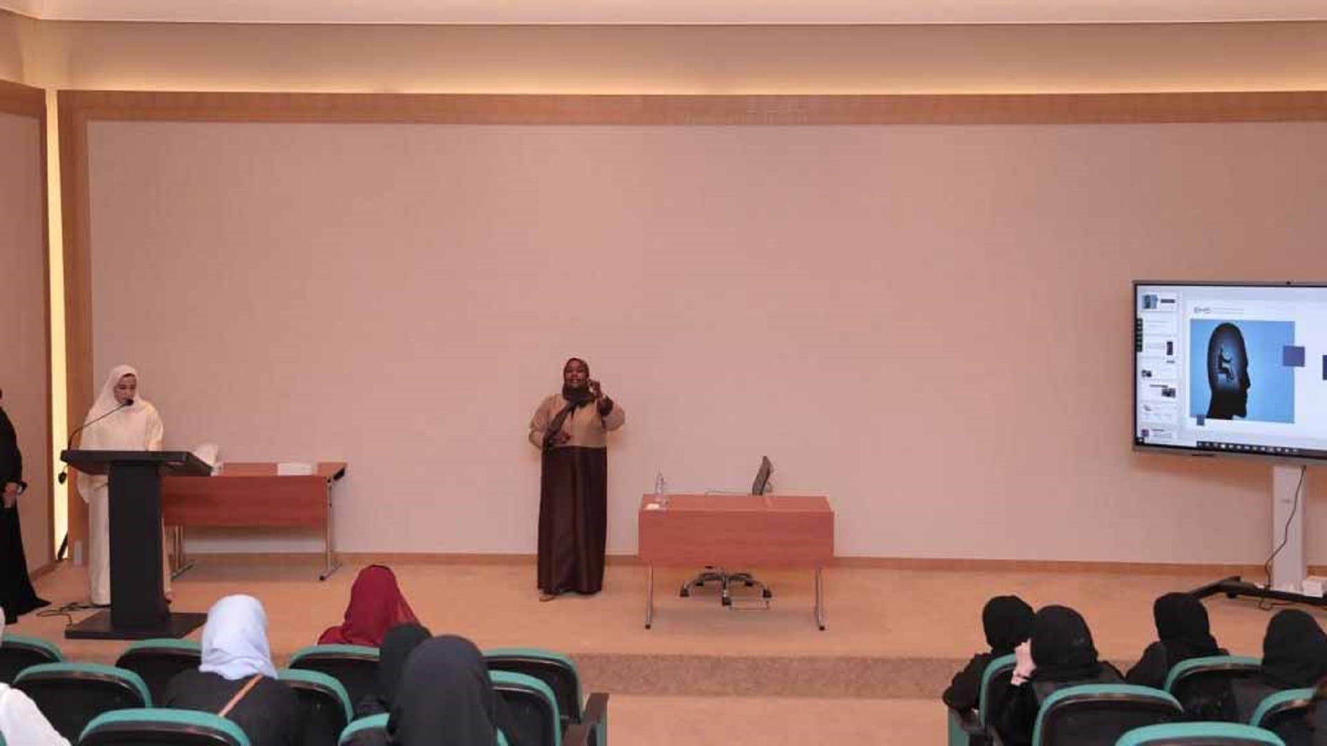 Image for the title: HED organises self-awareness lecture 
