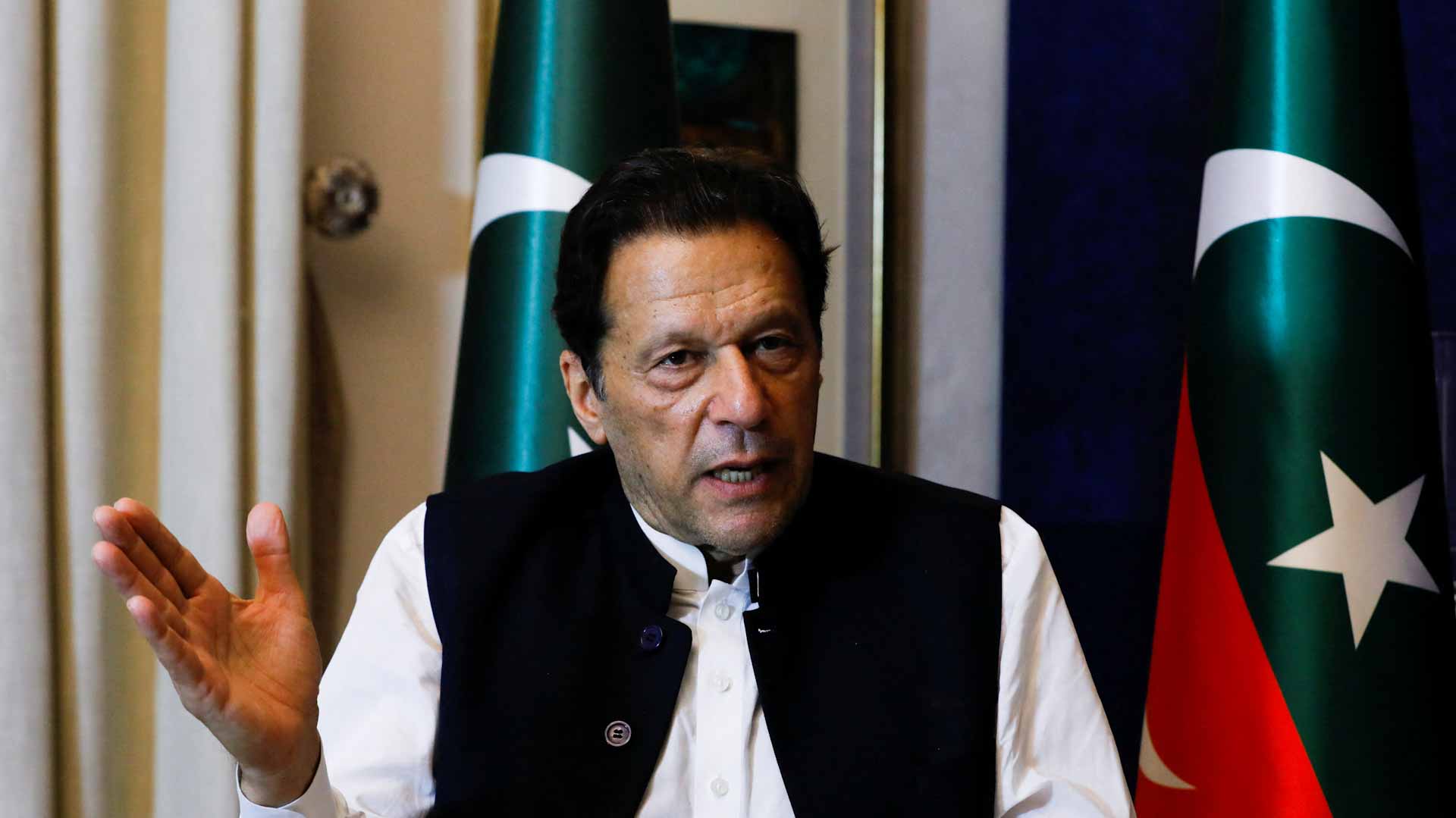 صورة بعنوان: قوة شبه عسكرية تلقي القبض على رئيس وزراء باكستان السابق عمران خان 