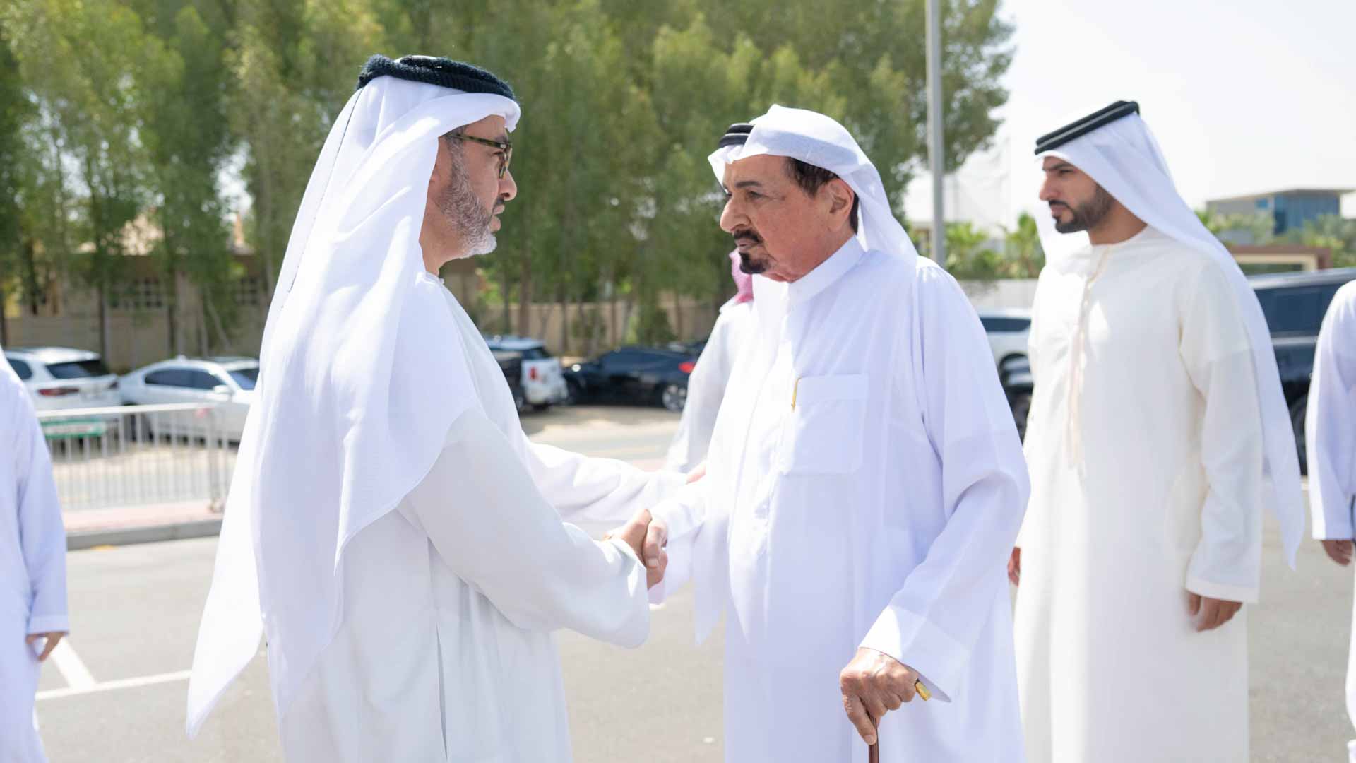 صورة بعنوان: حاكم عجمان وولي عهده يقدمان واجب العزاء بوفاة الشيخة موزة آل نهيان 