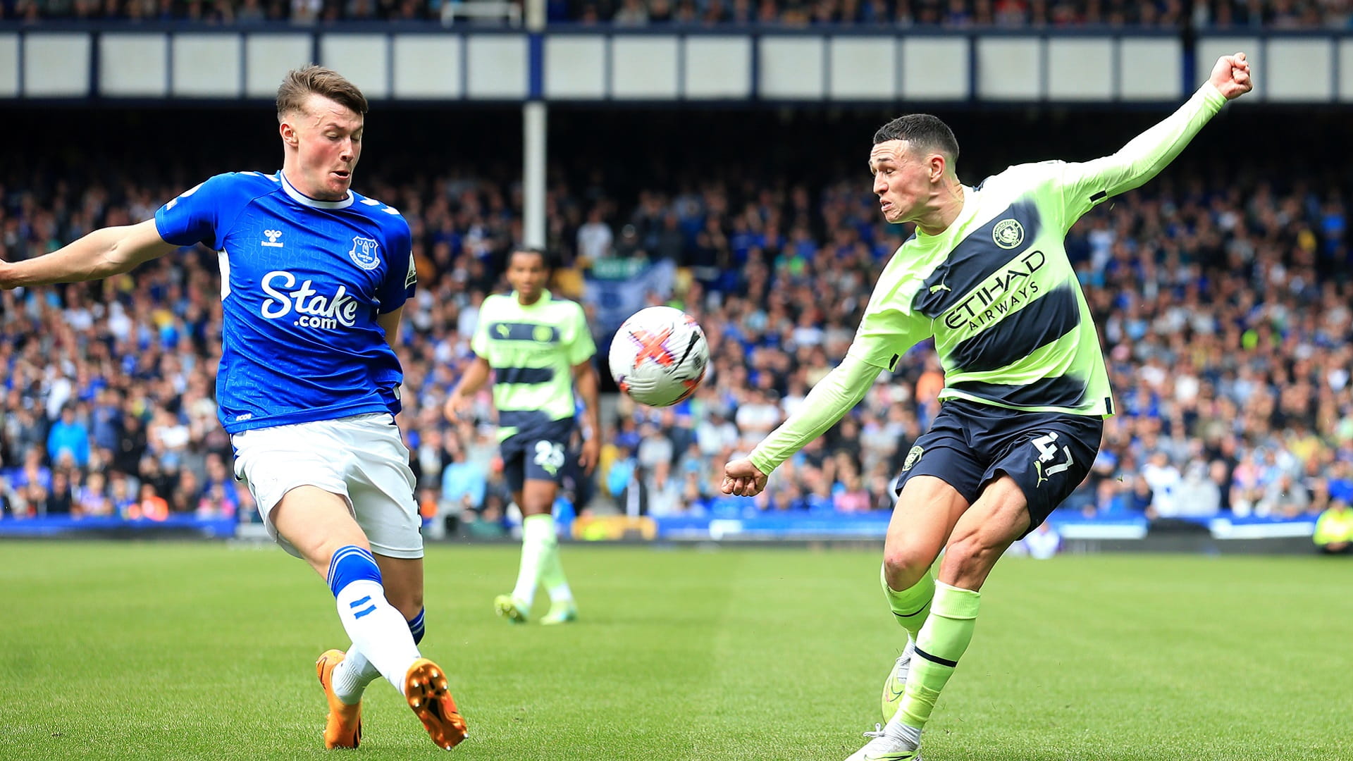 Image for the title: Gundogan takes Man City closer to title at Everton's expense 