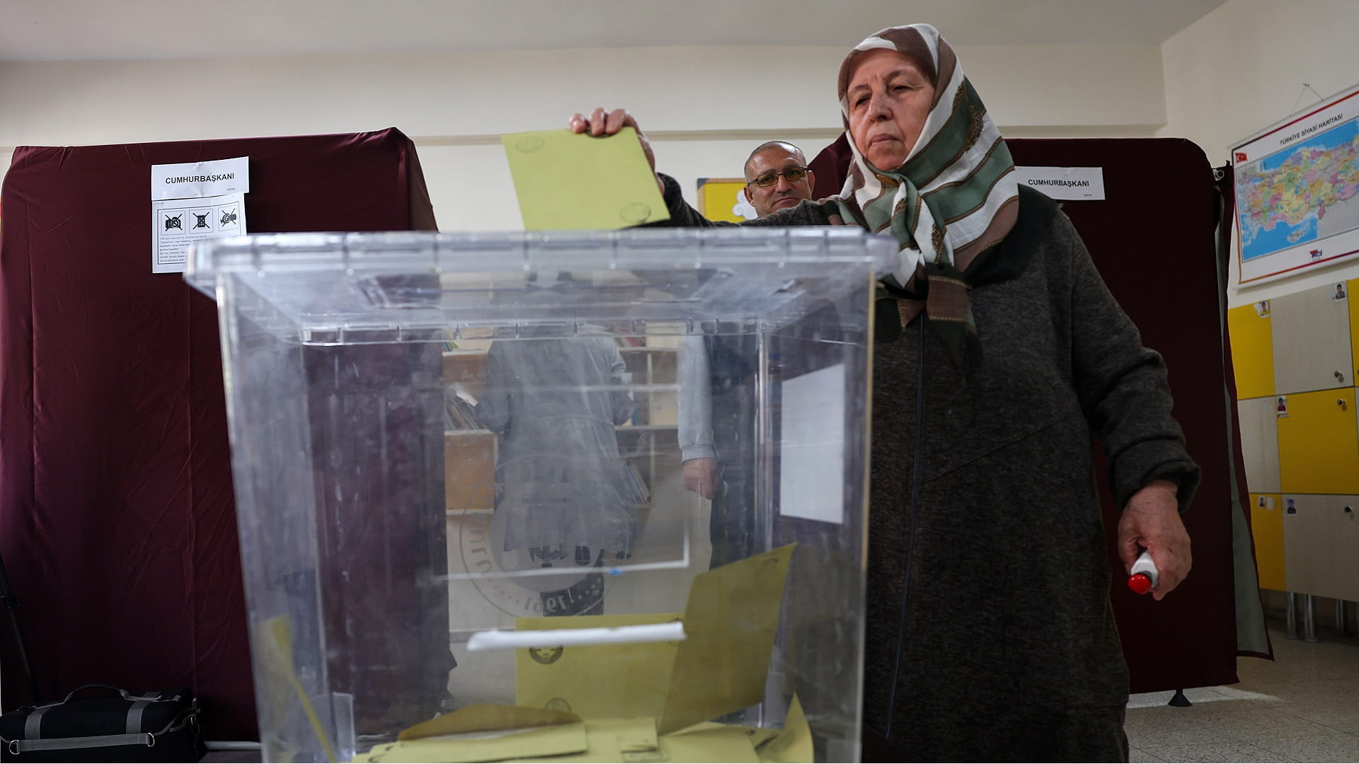 Image for the title: Türkiye votes in runoff election 