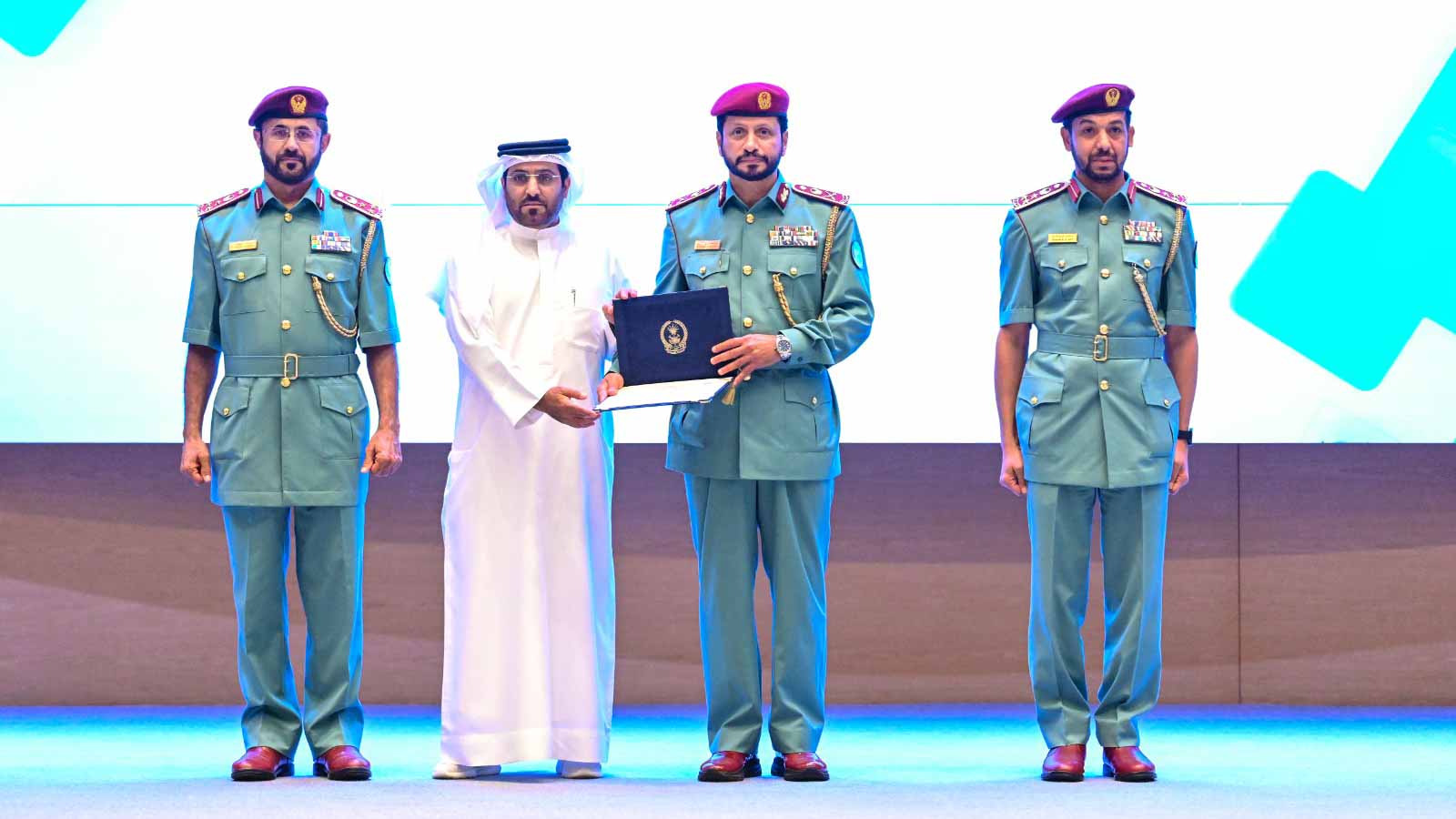 صورة بعنوان: اللواء الشامسي يكرم 61 عنصراً من إدارة مكافحة المخدرات  