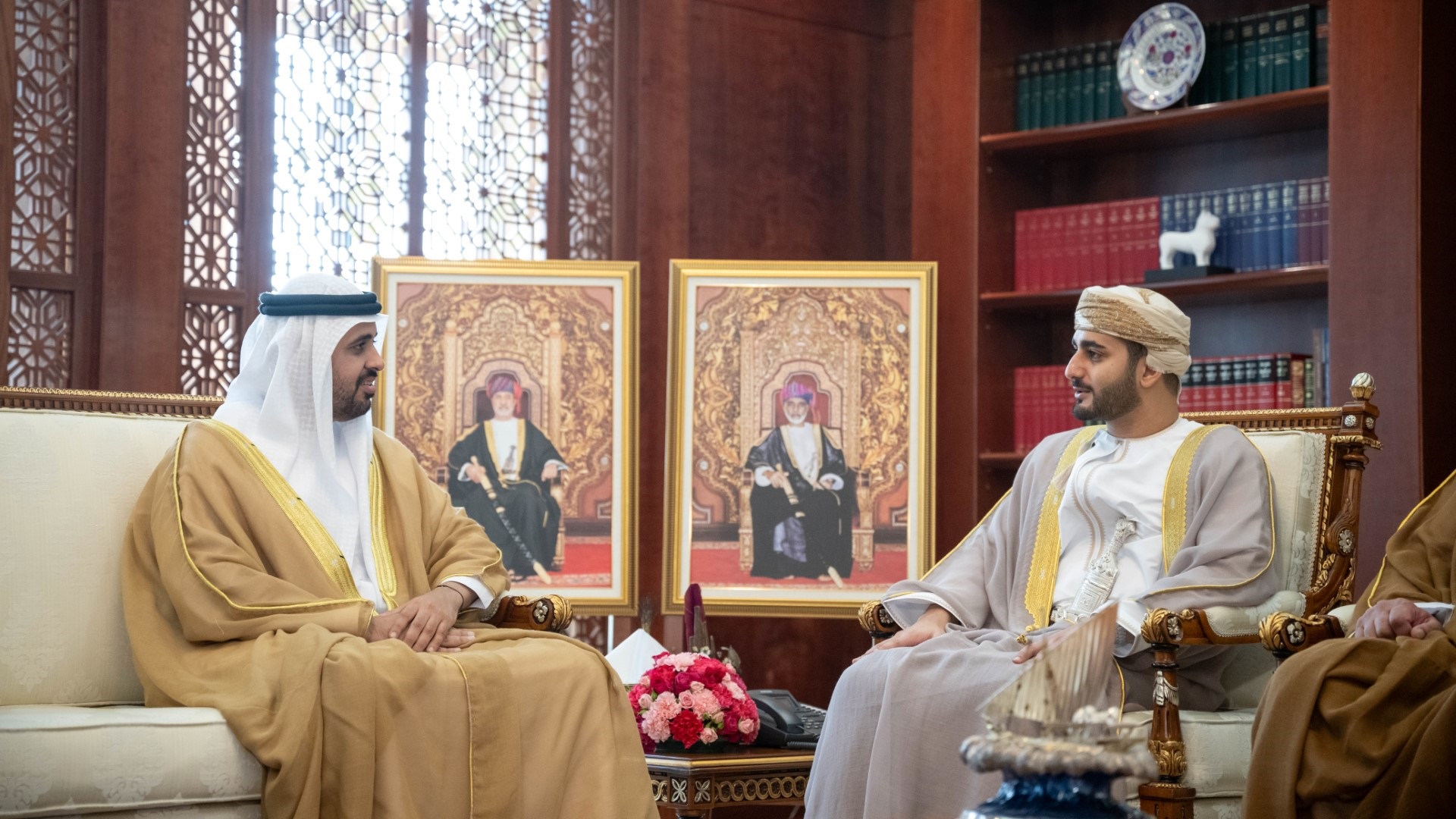 صورة بعنوان: ذياب بن محمد يبحث وذي يزن بن هيثم تعزيز التعاون الإماراتي العُماني 