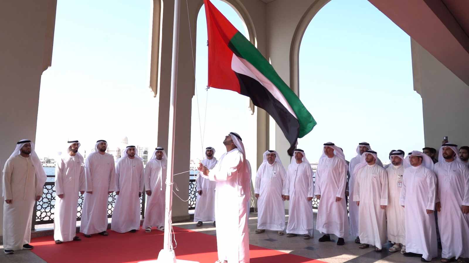 صورة بعنوان: "الشارقة لإدارة الأصول" تحتفل بيوم العلم الإماراتي في سوق الجبيل 