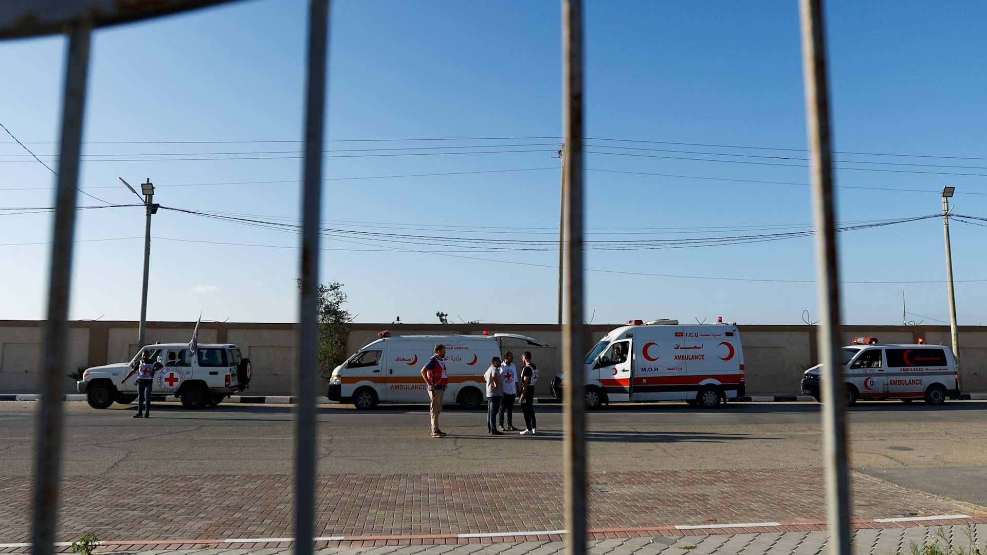 صورة بعنوان: استئناف عمليات الإجلاء من قطاع غزة عبر معبر رفح 