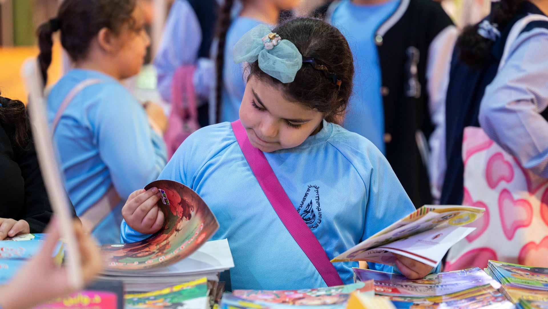 صورة بعنوان: "الشارقة للكتاب" يقدم لطلاب المدارس قسائم شرائية لاقتناء الكتب 