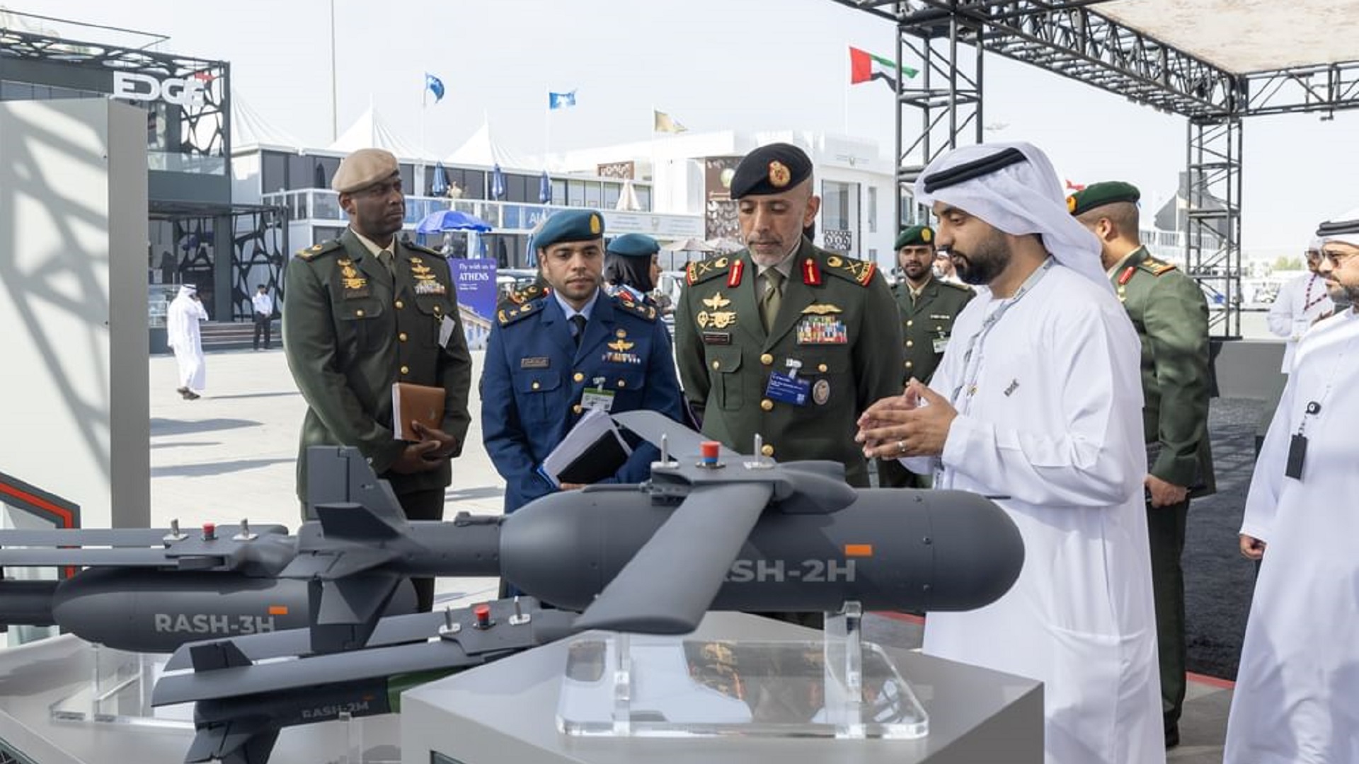 صورة بعنوان: نائب رئيس أركان القوات المسلحة يتفقد معرض دبي للطيران 