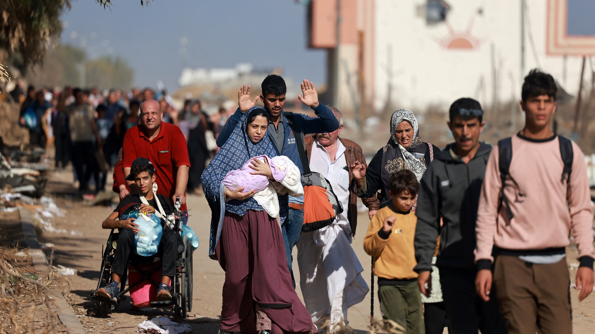 صورة بعنوان: خروج مئات المرضى والمصابين من مستشفى الشفاء بغزة سيراً على الأقدام 