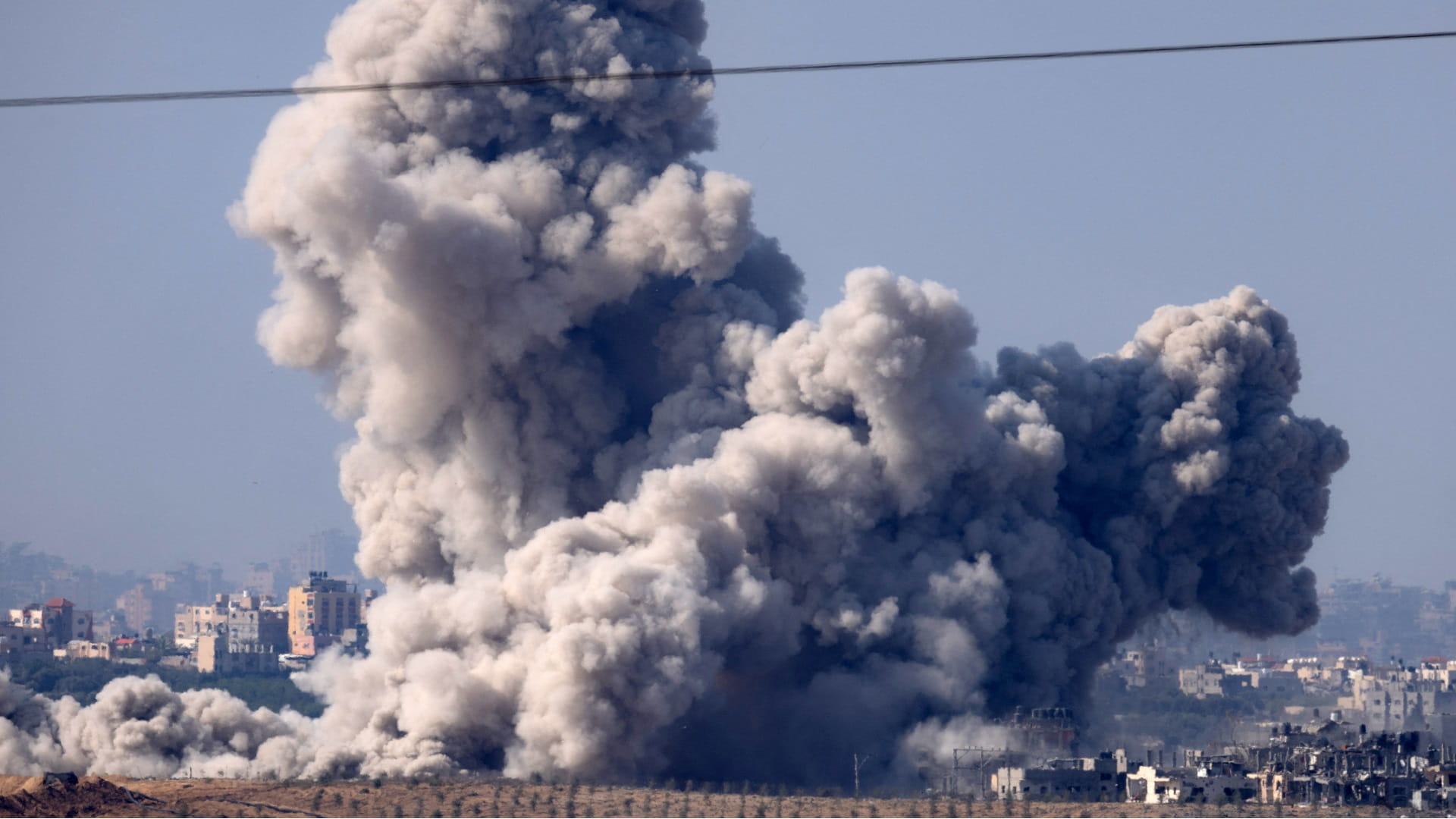 Image for the title: Hundreds flee Gaza's Al-Shifa hospital on foot 