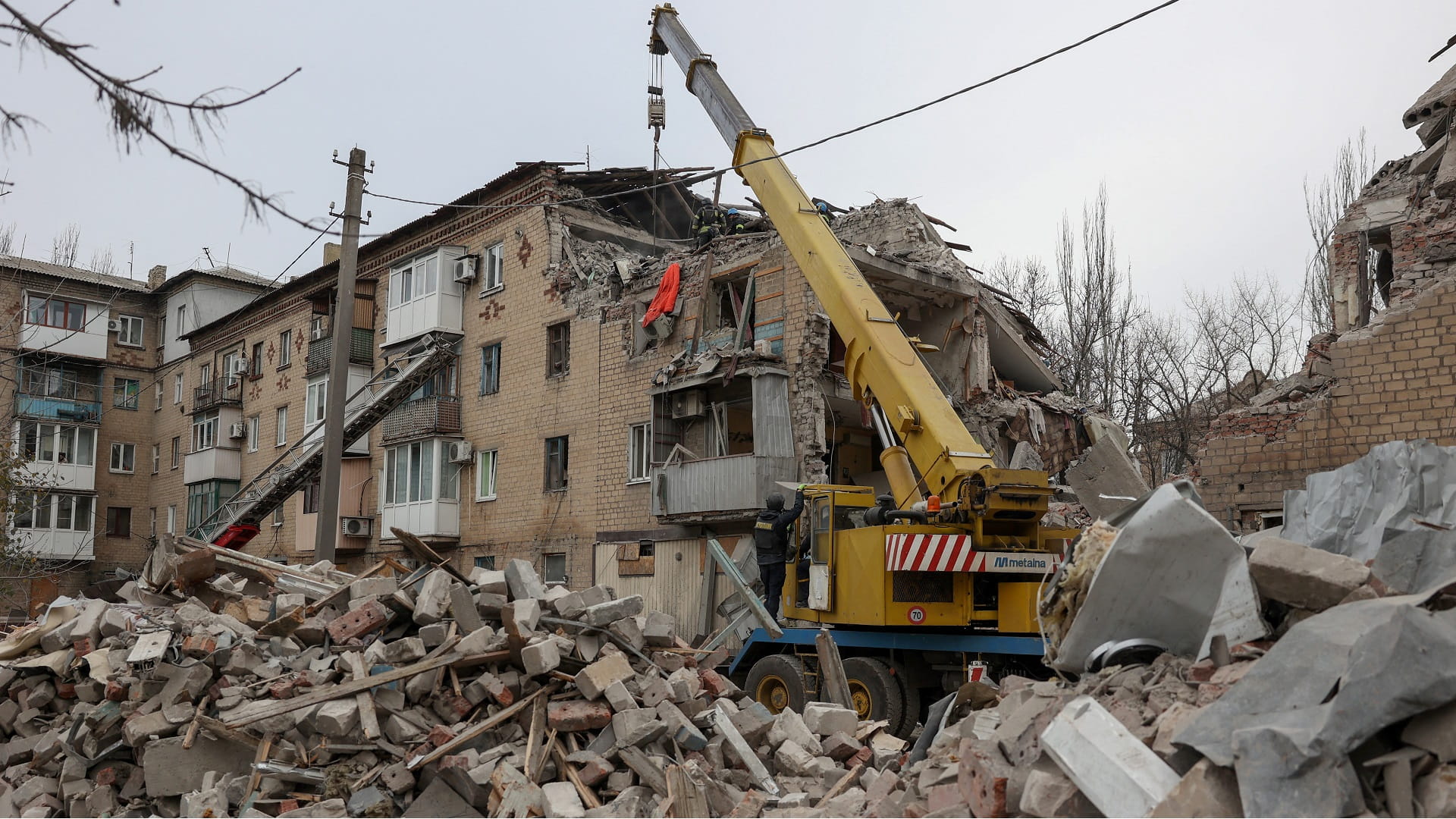 Image for the title: Russia heavily bombs Ukrainian forces around the River Dnipro 