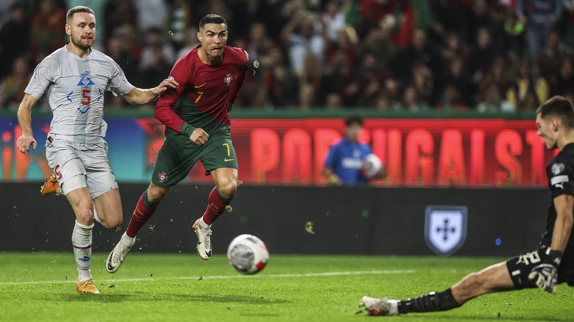 صورة بعنوان: منتخب البرتغال ينهي مشواره بتصفيات أمم أوروبا بالعلامة الكاملة 
