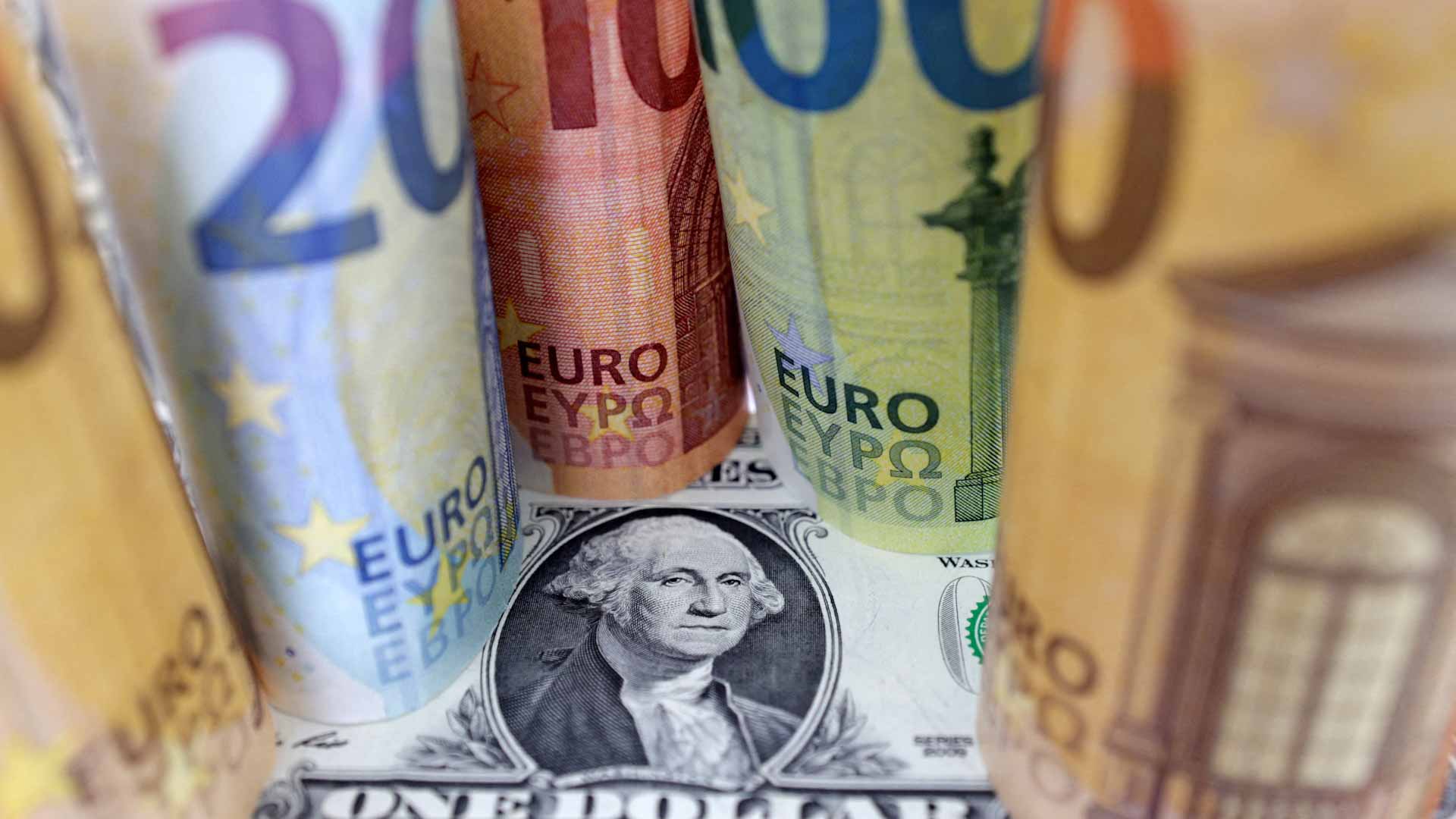 صورة بعنوان: الورقة الخضراء تتكبد خسائر مع بلوغ أسعار الفائدة الأميركية ذروتها 