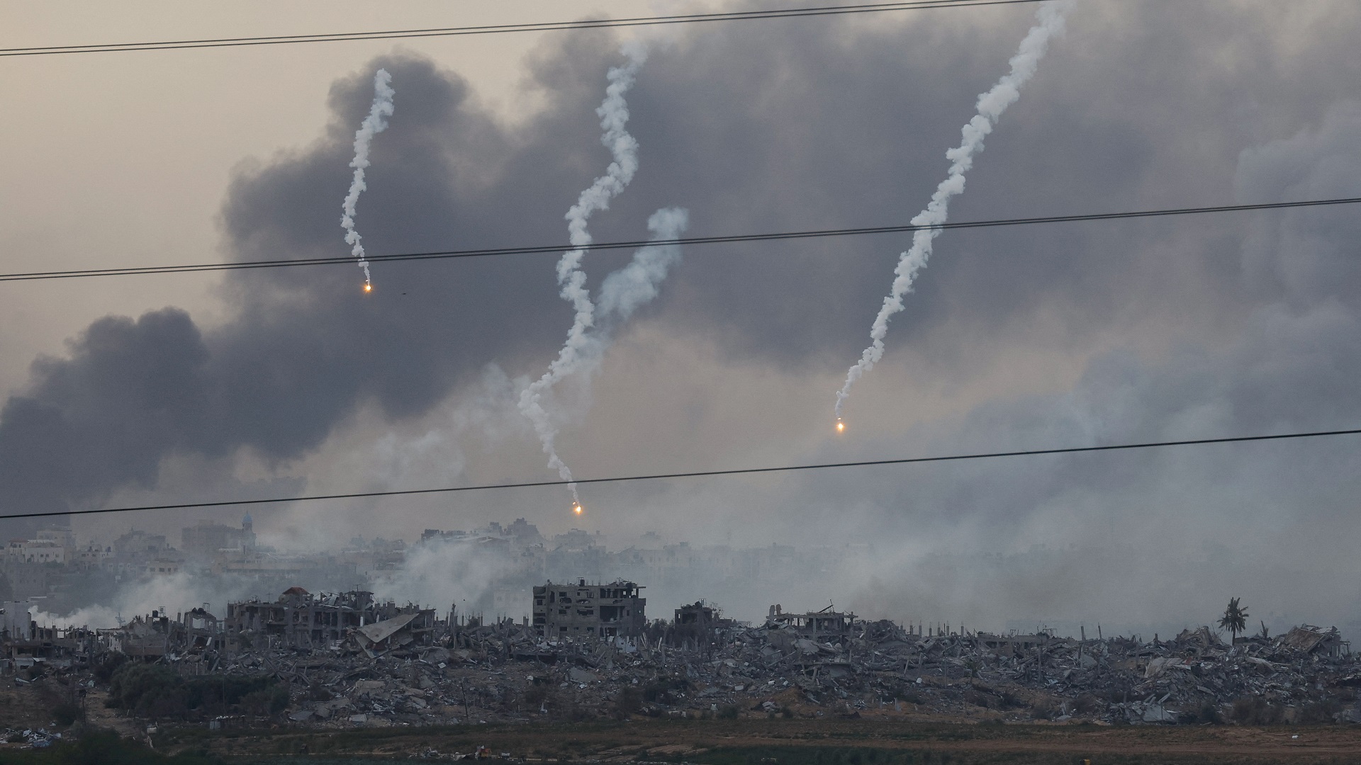 صورة بعنوان: وزير خارجية فلسطين: وفاة 52 من عائلة واحدة بقصف إسرائيلي على غزة 