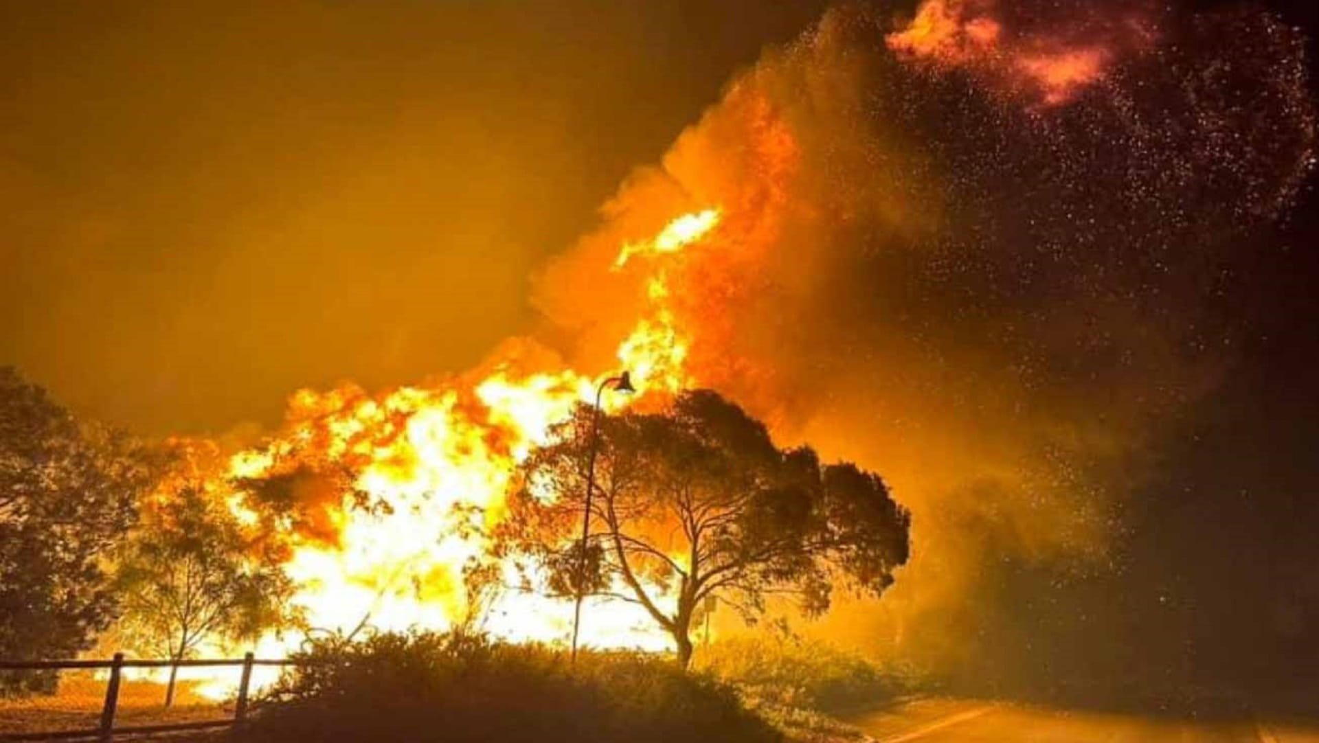 Image for the title: Wildfire engulfs homes in Western Australia 