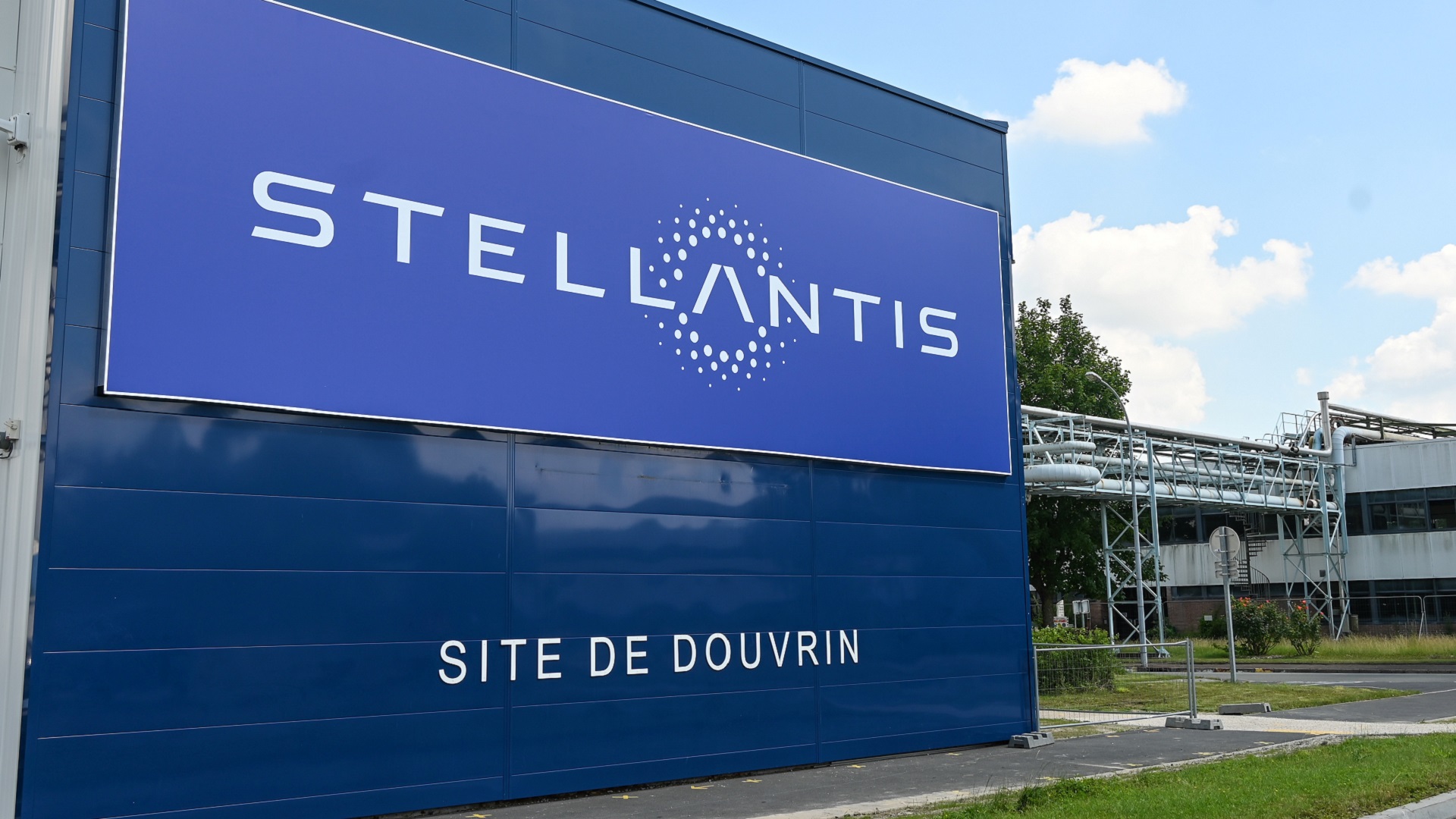 Image for the title: Stellantis recalls over 32,000 SUVs over potential fire risk 