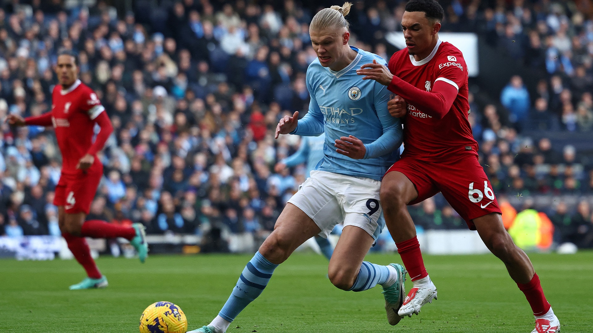 Image for the title: Liverpool hit back to hold Man City, end Etihad winning streak 