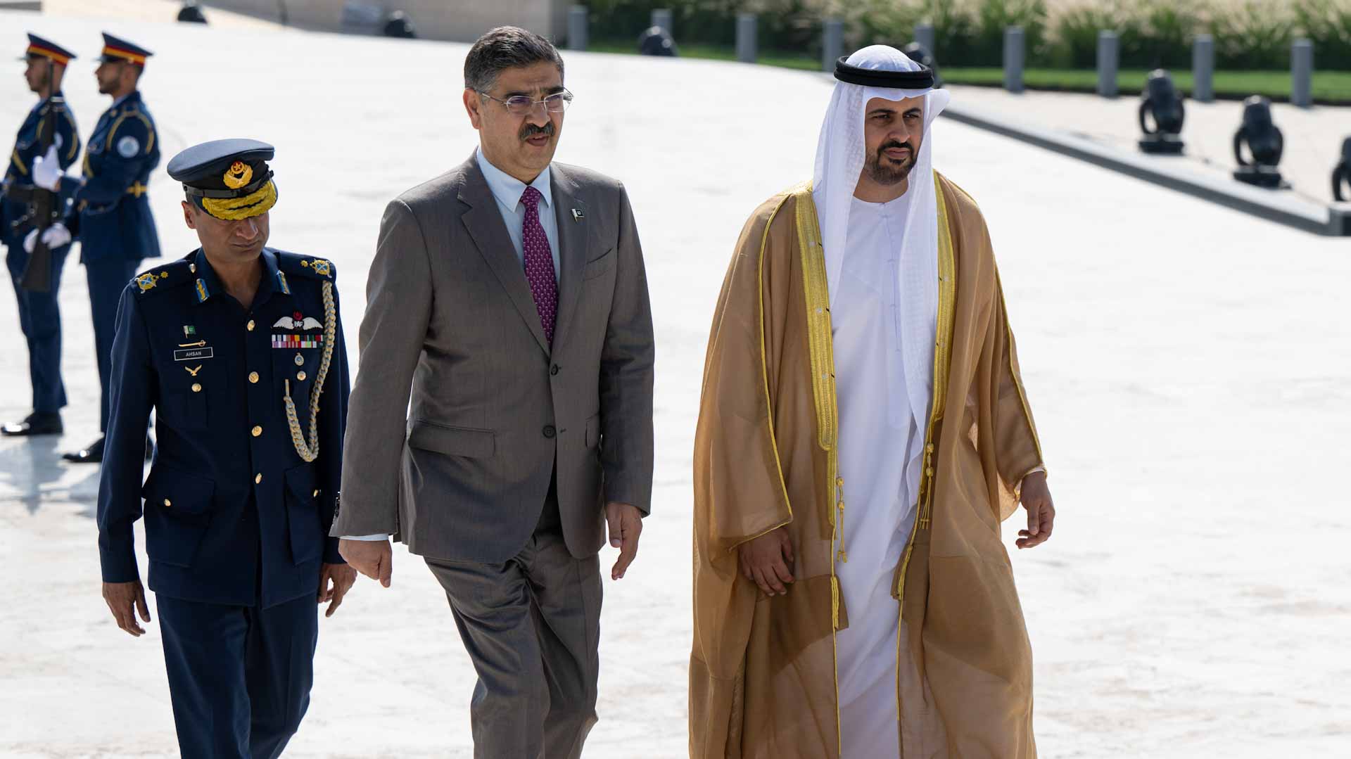 صورة بعنوان: ذياب بن محمد بن زايد يستقبل رئيس وزراء باكستان في واحة الكرامة 