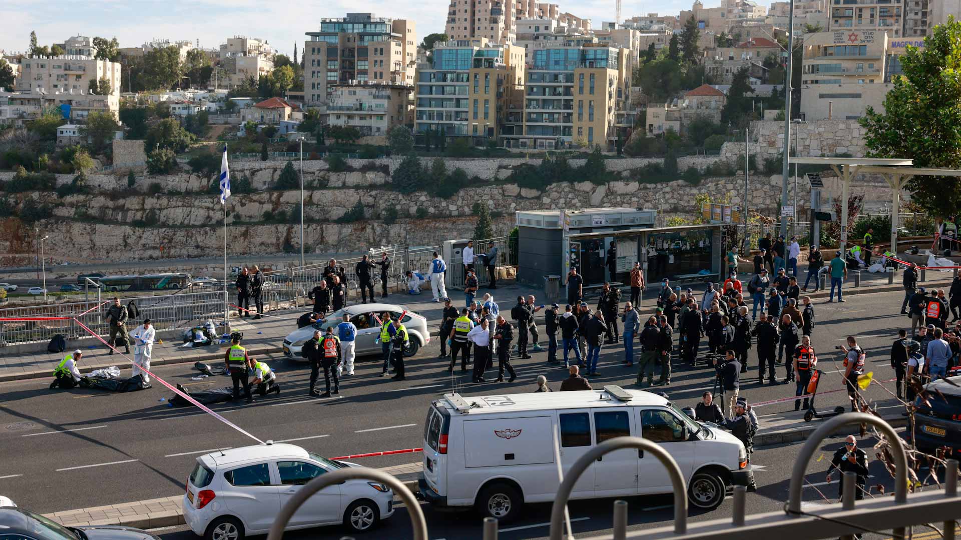 صورة بعنوان: قتيلان و8 جرحى إثر هجوم مباغت بمحطة توقف الحافلات في القدس 